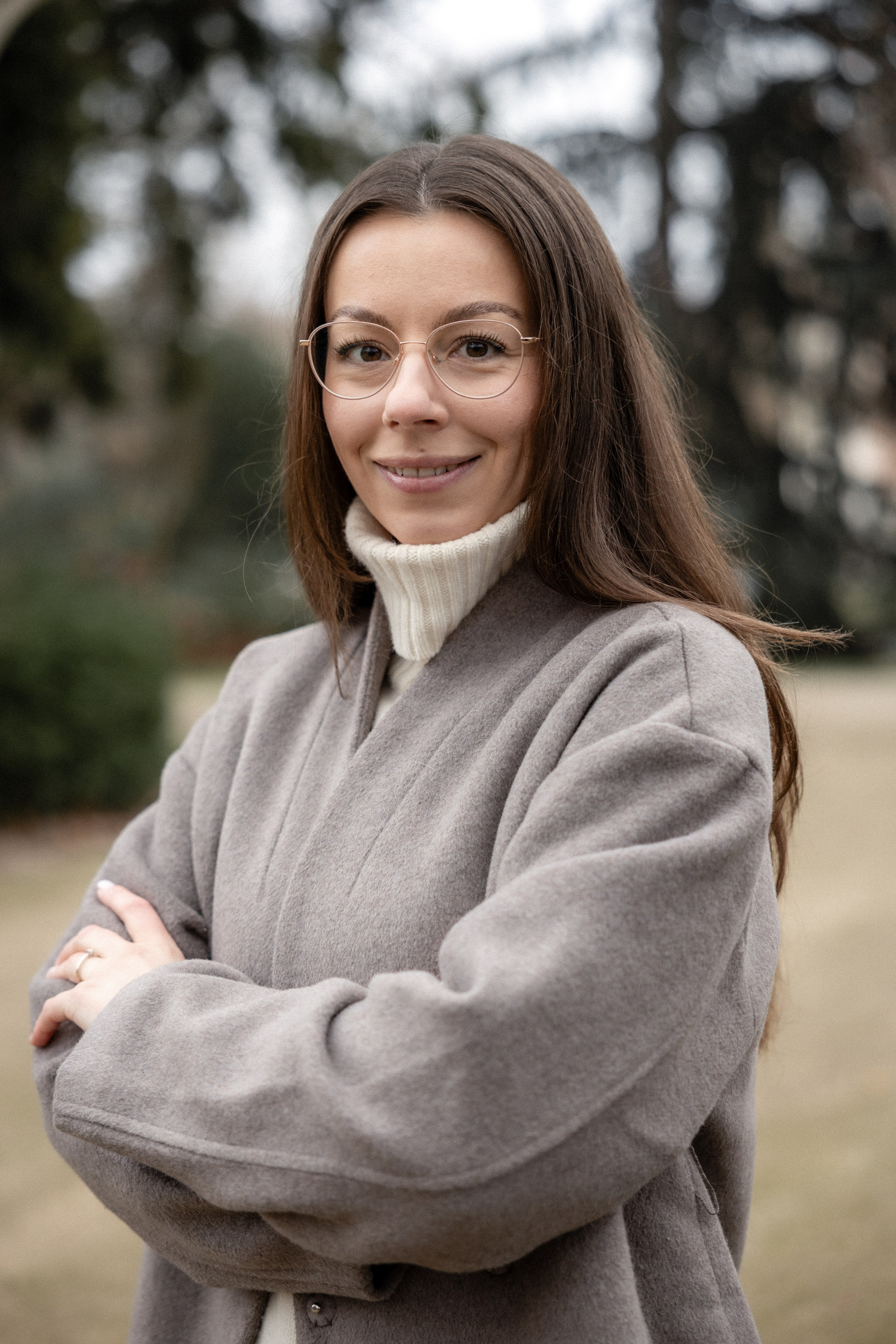 Family photoshoot with adult kids in Toulouse, Jardin des Plants. Eugénie Smirnova — your photographer in Toulouse and southwest France