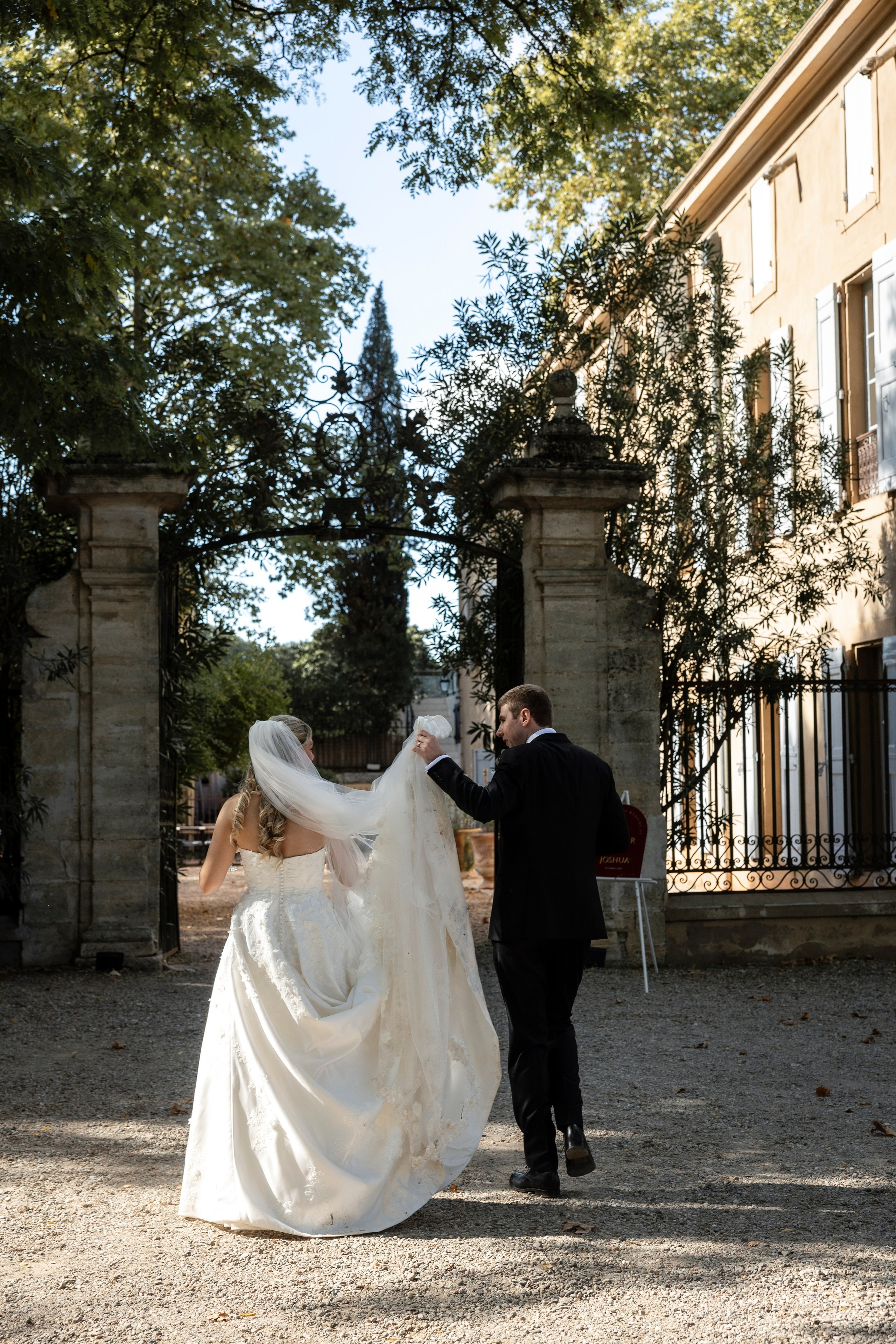 Les jeunes mariés se promenant dans les jardins du Château Rieutort à la lumière dorée de l’automne