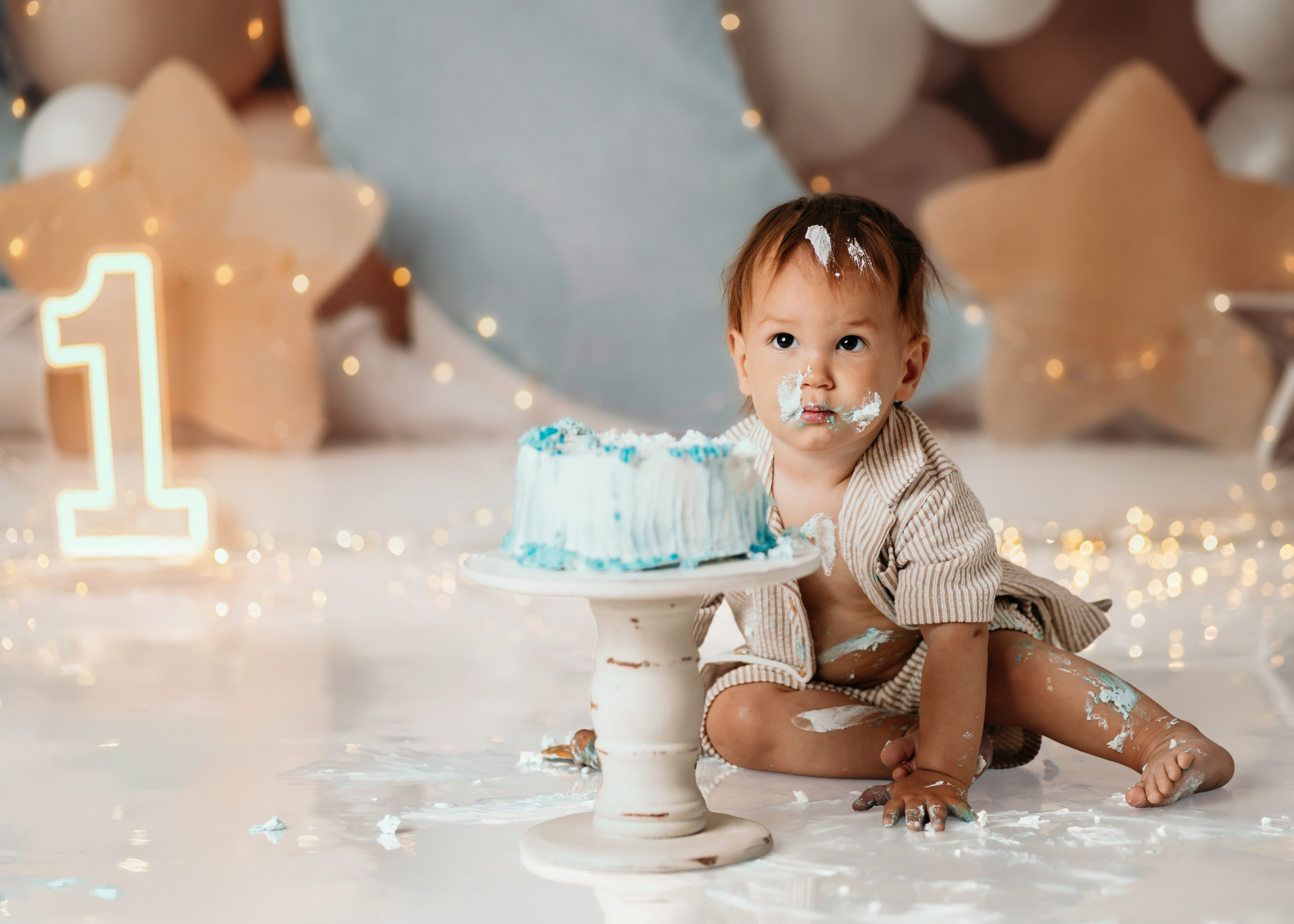 Cake smash Beograd – slikanje bebe u dekoraciji sa mesecom, zvezdama i tortom