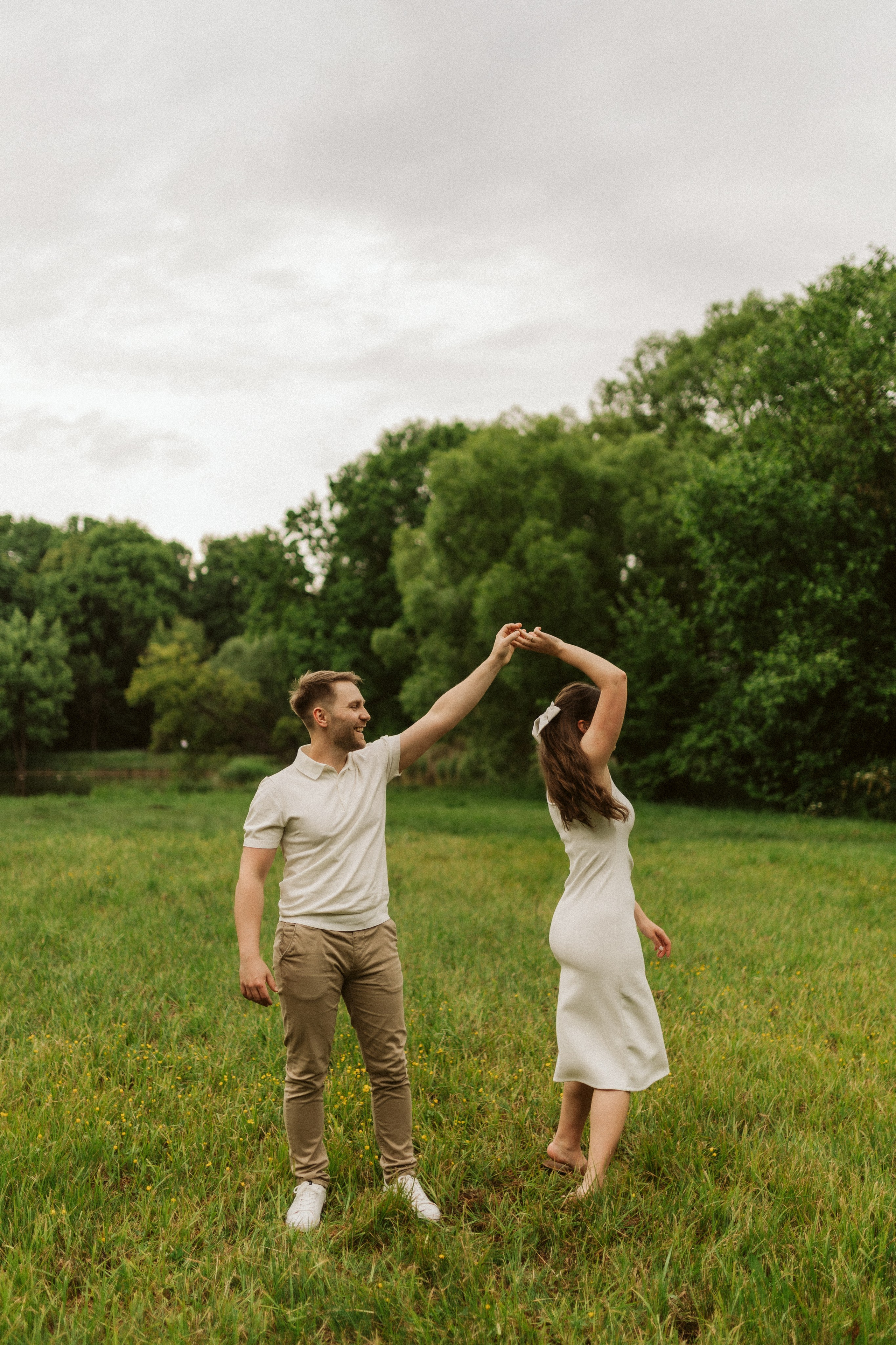 Sesja dla par Śląsk – naturalne zdjęcia pełne ruchu i śmiechu