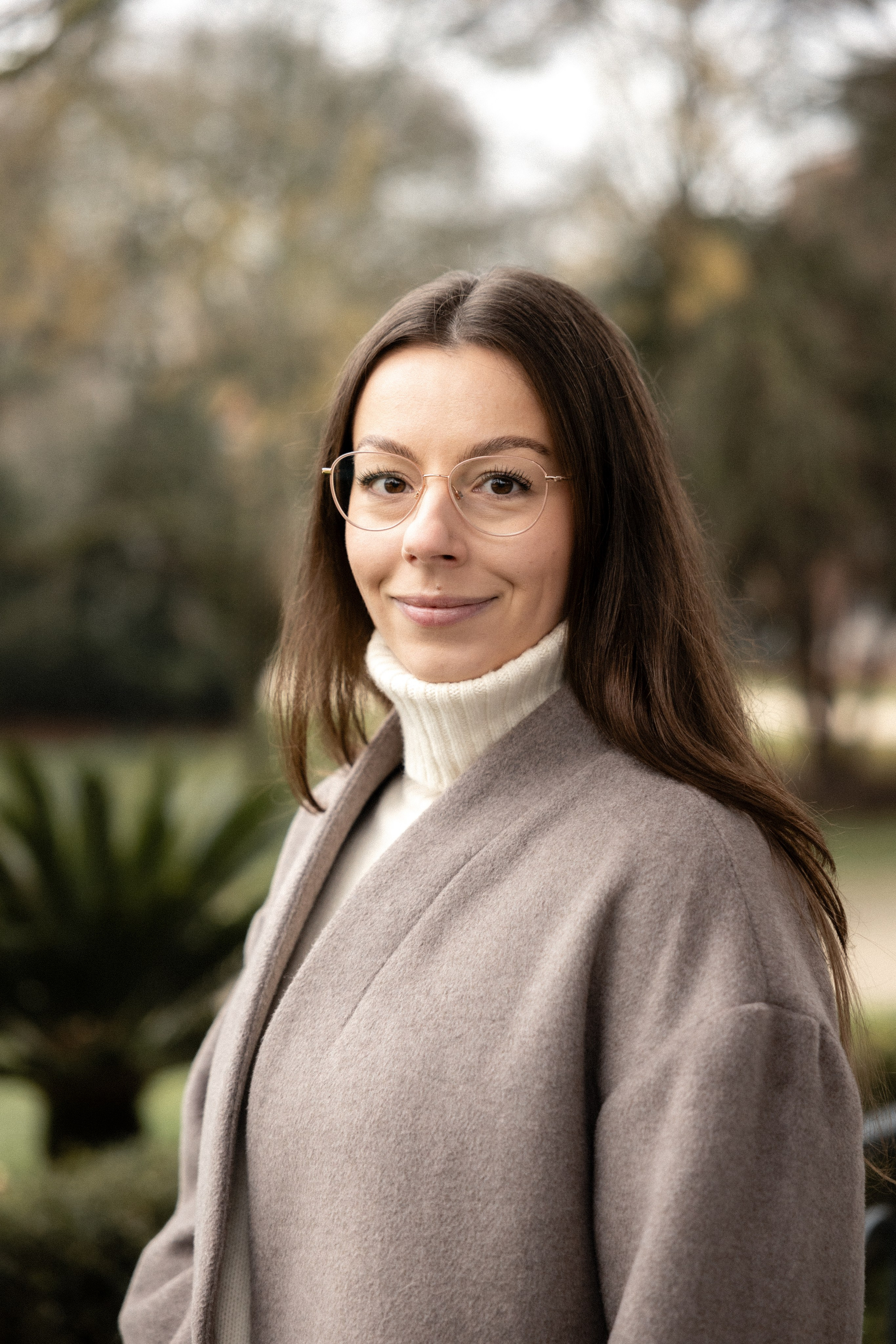 Family photoshoot with adult kids in Toulouse, Jardin des Plants. Eugénie Smirnova — your photographer in Toulouse and southwest France