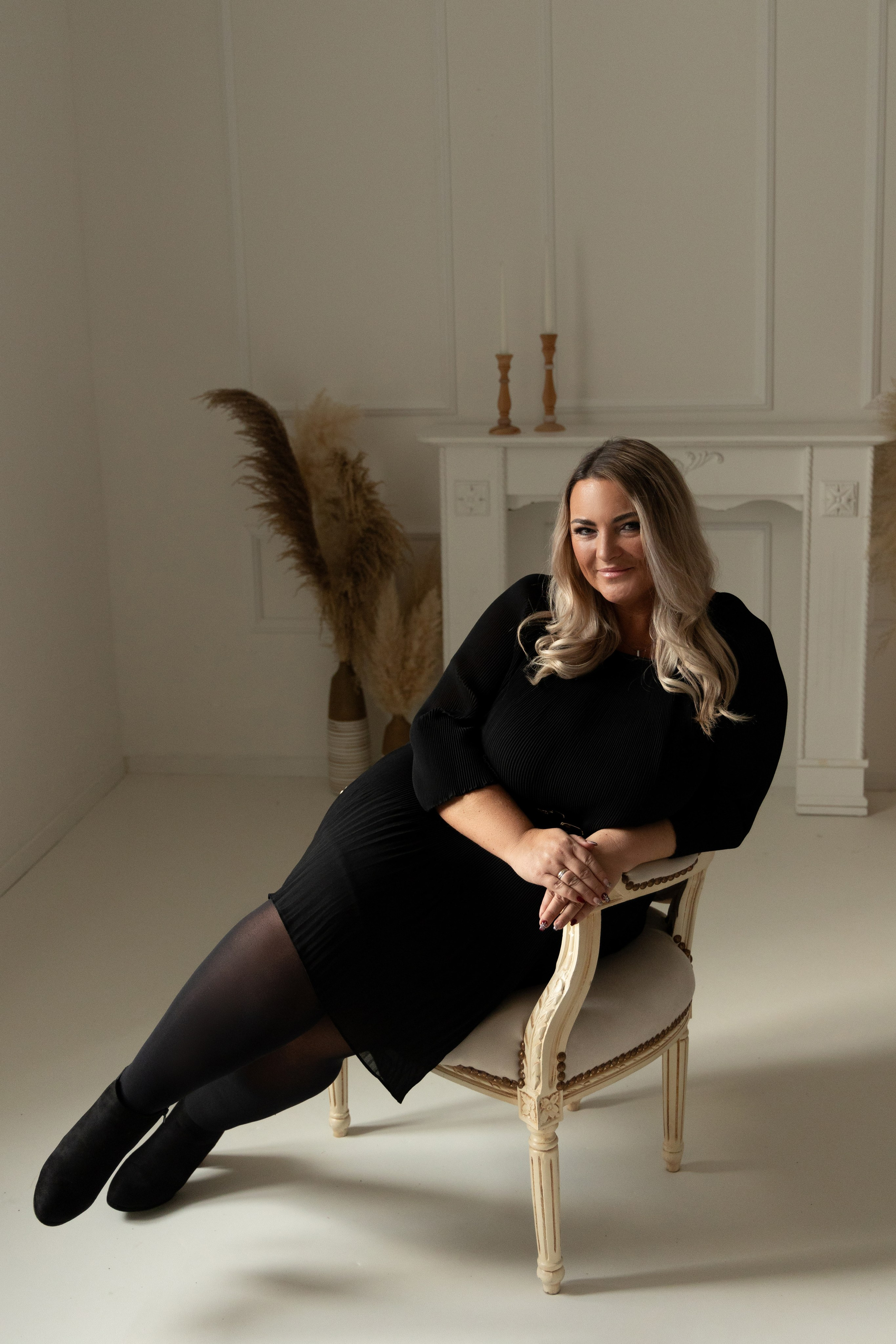 "Frau in einem fließenden Kleid posiert elegant im Studio."