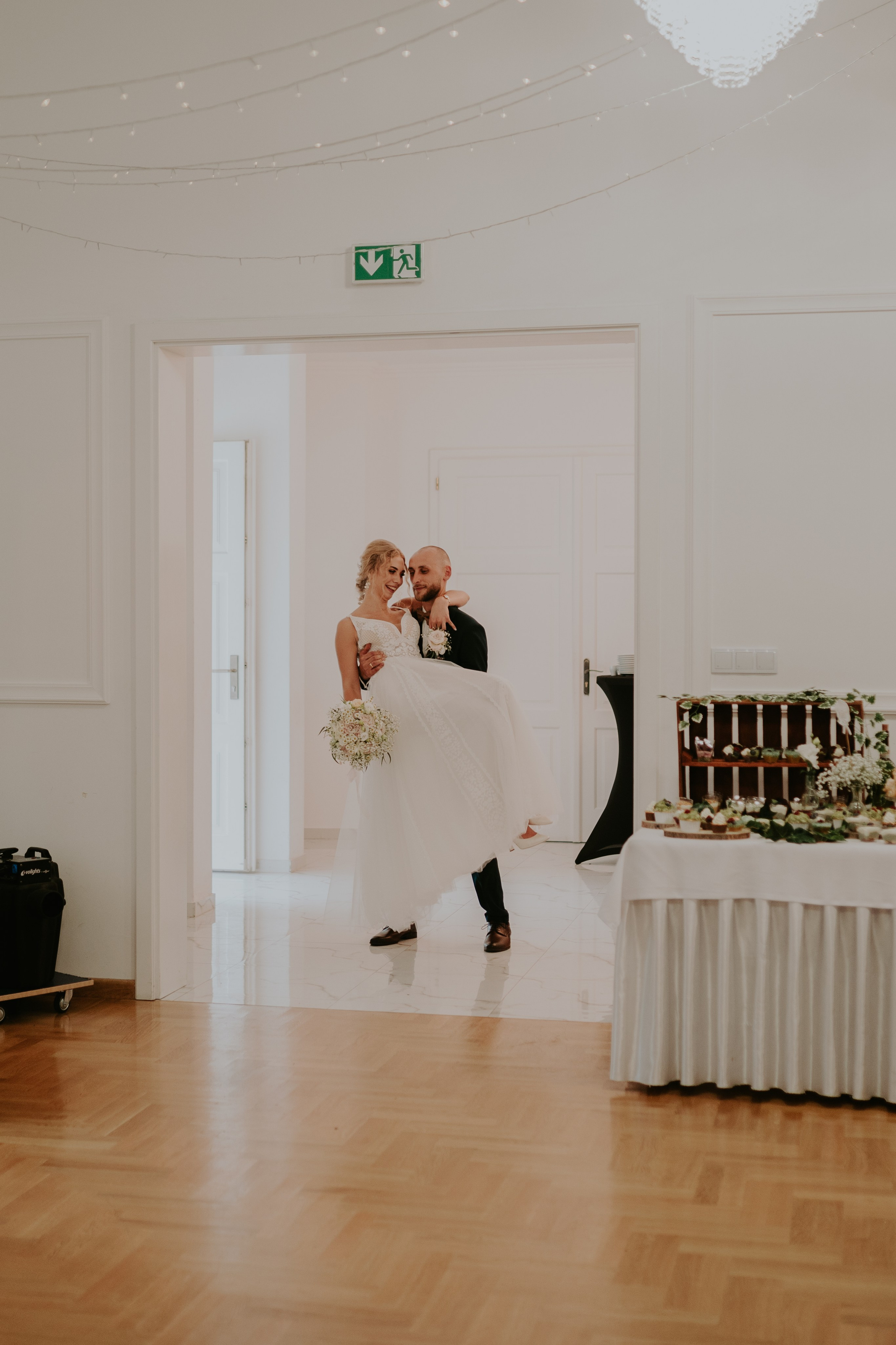 Dwór Wierzbno: plenerowy ślub pod wierzbą. Karkowskafoto - fotografia miłości