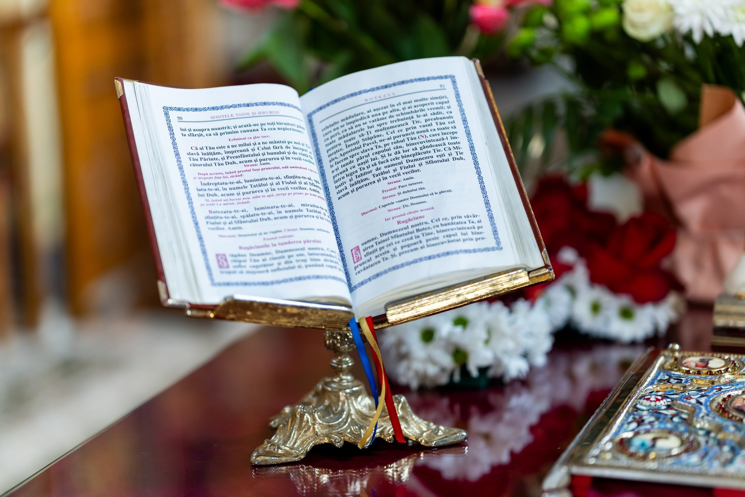 - Preotul ținându-l pe micuțul Mathias Gabriel la botez, în biserica Înălțarea Domnului, Copălău  - Detalii de la botezul lui Mathias – lumânare, trusou și icoană  - Familia lui Mathias Gabriel alături de micuț, în ziua botezului  - Portret emoționant cu mama și bebelușul în brațe, în biserică,fotograf profesionist evenimente Botoșani, Iași, Suceava, Fălticeni, Bacău, Pașcani, Roman - AlinoFotoStudio by Alin Chirilă - servicii foto nuntă, botez, cununie, ședințe foto creative, albume personalizate, fotografii emoționante și calitative pentru cele mai importante momente din viață,fotograf nuntă Botoșani Alin Chirilă,  ședință foto botez Iași - AlinoFotoStudio,  servicii fotograf profesionist evenimente Suceava,  fotograf cununie civilă Fălticeni - Alin Chirilă,  album foto nuntă personalizat Bacău.“Bebeluș botezat în biserică, ținut în brațe de nași”	•	“Detaliu cu lumânarea de botez decorată cu flori albe”	•	“Părinți emoționați alături de copilul lor la ceremonia de botez”	•	“Masa festivă de botez cu decor tematic și tort personalizat”	•	“Momentul în care preotul toarnă apă sfințită pe fruntea bebelușului”	“Bebeluș în rochie albă de botez, zâmbind în brațele mamei”	•	“Detaliu cu cruciulița de botez așezată pe o pernă de satin”	•	“Părinți și nași aprinzând lumânările în timpul ceremoniei de botez”	•	“Tort de botez decorat cu figurine tematice și numele copilului”	•	“Copil botezat dormind liniștit în pătuțul decorat festiv”	•	“Momentul în care preotul binecuvântează copilul în fața altarului”	•	“Invitați adunându-se în jurul mesei festive la petrecerea de botez”	•	“Bebeluș ținând în mână o jucărie personalizată primită la botez”	•	“Familie fericită pozând împreună după ceremonia de botez”	•	“Decor tematic cu baloane și flori la locația petrecerii de botez” fotograf Botoșani fotograf evenimente fotograf botez Alin Chirila fotograf alinofotostudio.fotograf botez Amelis Maria, fotografie botez Botoșani, fotograf Alin Chirilă, amintiri botez, fotografii botez, botez Amelis Maria, fotograf copii, fotografie botez în Botoșani,