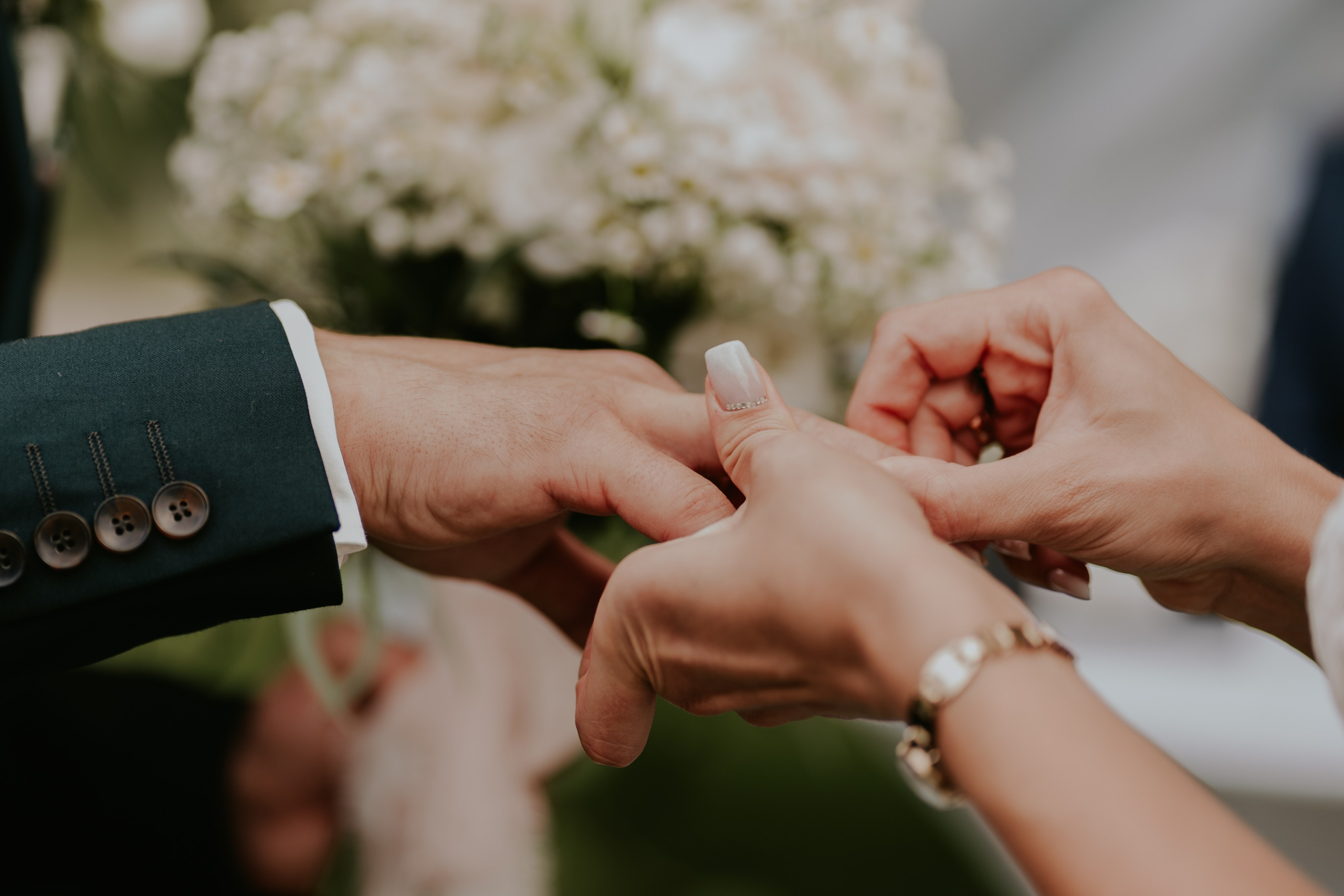 Dwór Wierzbno: plenerowy ślub pod wierzbą. Karkowskafoto - fotografia miłości