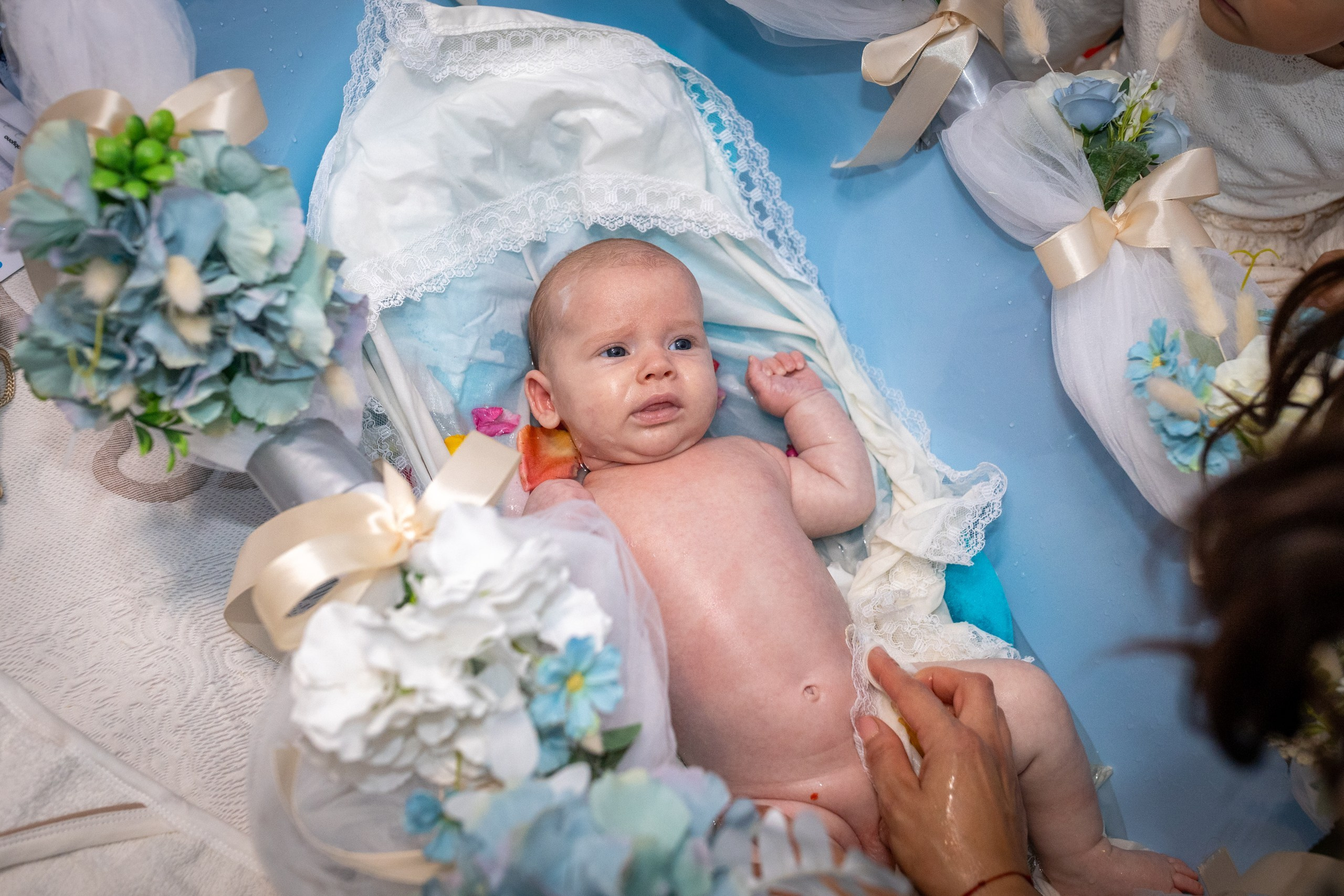 fotograf botez , fotografie botez Botoșani, fotograf Alin Chirilă, amintiri botez, fotografii botez, botez Miruna Parascheva, fotograf copii, fotografie botez în Botoșani-alt="botez , fotografie botez Alin Chirilă, amintiri botez, fotografii emoționante botez Botoșani"-- fotografii-botez-bebelus- amintiri-botez-micuț- moment-sfânt-crestinare- fotografie-emotionanta-botez- detalii-botez-bebelusi- parinti-fericiti-la-botez- fotograf-botez-profesionist- botez-in-biserica-ortodoxa- micuț-botezat-cu-emoție- zâmbete-și-lacrimi-la-botez- bebeluș-la-cristelniță- decor-botez-colorat- botez-cu-dragoste-și-credință- emotie-pura-la-botez- fotograf-botez-botosani- botez-iasi-suceava-fotograf- amintiri-nepretuite-botez-- Preotul ținându-l pe micuțul Mathias Gabriel la botez, în biserica Înălțarea Domnului, Copălău - Detalii de la botezul lui Mathias – lumânare, trusou și icoană - Familia lui Mathias Gabriel alături de micuț, în ziua botezului - Portret emoționant cu mama și bebelușul în brațe, în biserică,fotograf profesionist evenimente Botoșani, Iași, Suceava, Fălticeni, Bacău, Pașcani, Roman - AlinoFotoStudio by Alin Chirilă - servicii foto nuntă, botez, cununie, ședințe foto creative, albume personalizate, fotografii emoționante și calitative pentru cele mai importante momente din viață,fotograf nuntă Botoșani Alin Chirilă, ședință foto botez Iași - AlinoFotoStudio, servicii fotograf profesionist evenimente Suceava, fotograf cununie civilă Fălticeni - Alin Chirilă, album foto nuntă personalizat Bacău.“Bebeluș botezat în biserică, ținut în brațe de nași” • “Detaliu cu lumânarea de botez decorată cu flori albe” • “Părinți emoționați alături de copilul lor la ceremonia de botez” • “Masa festivă de botez cu decor tematic și tort personalizat” • “Momentul în care preotul toarnă apă sfințită pe fruntea bebelușului” “Bebeluș în rochie albă de botez, zâmbind în brațele mamei” • “Detaliu cu cruciulița de botez așezată pe o pernă de satin” • “Părinți și nași aprinzând lumânările în timpul ceremoniei de botez” • “Tort de botez decorat cu figurine tematice și numele copilului” • “Copil botezat dormind liniștit în pătuțul decorat festiv” • “Momentul în care preotul binecuvântează copilul în fața altarului” • “Invitați adunându-se în jurul mesei festive la petrecerea de botez” • “Bebeluș ținând în mână o jucărie personalizată primită la botez” • “Familie fericită pozând împreună după ceremonia de botez” • “Decor tematic cu baloane și flori la locația petrecerii de botez” fotograf Botoșani fotograf evenimente fotograf botez Alin Chirila fotograf alinofotostudio.fotograf botez Amelis Maria, fotografie botez Botoșani, fotograf Alin Chirilă, amintiri botez, fotografii botez, botez Amelis Maria, fotograf copii, fotografie botez în Botoșani,