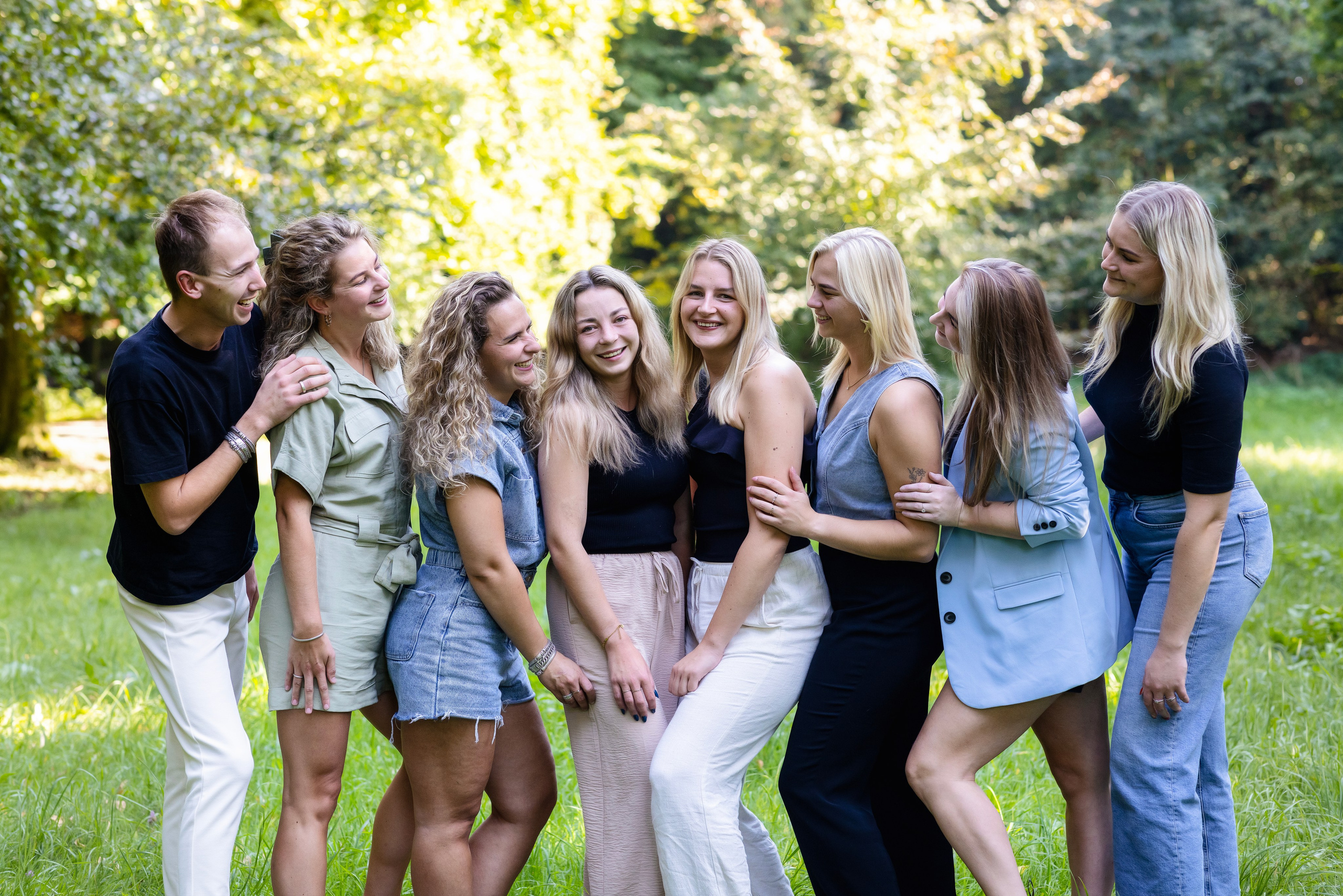 Vriendenfotoshoot buiten. Zwolle Overijssel. Fotograaf Irina Hoek.