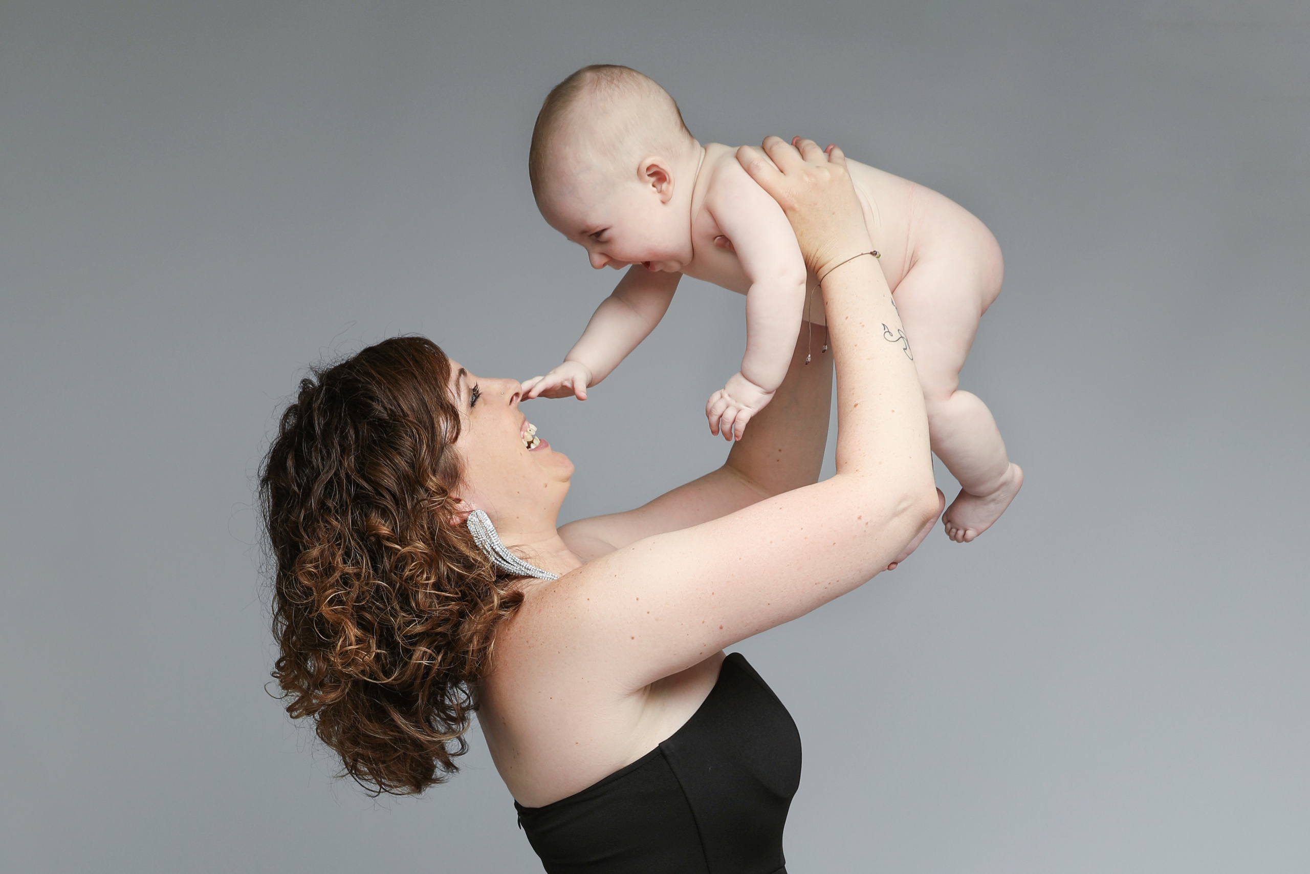 Sesiones mamá y bebé. Fotografía de Eventos, Embarazo y Familiar en Pirineos
