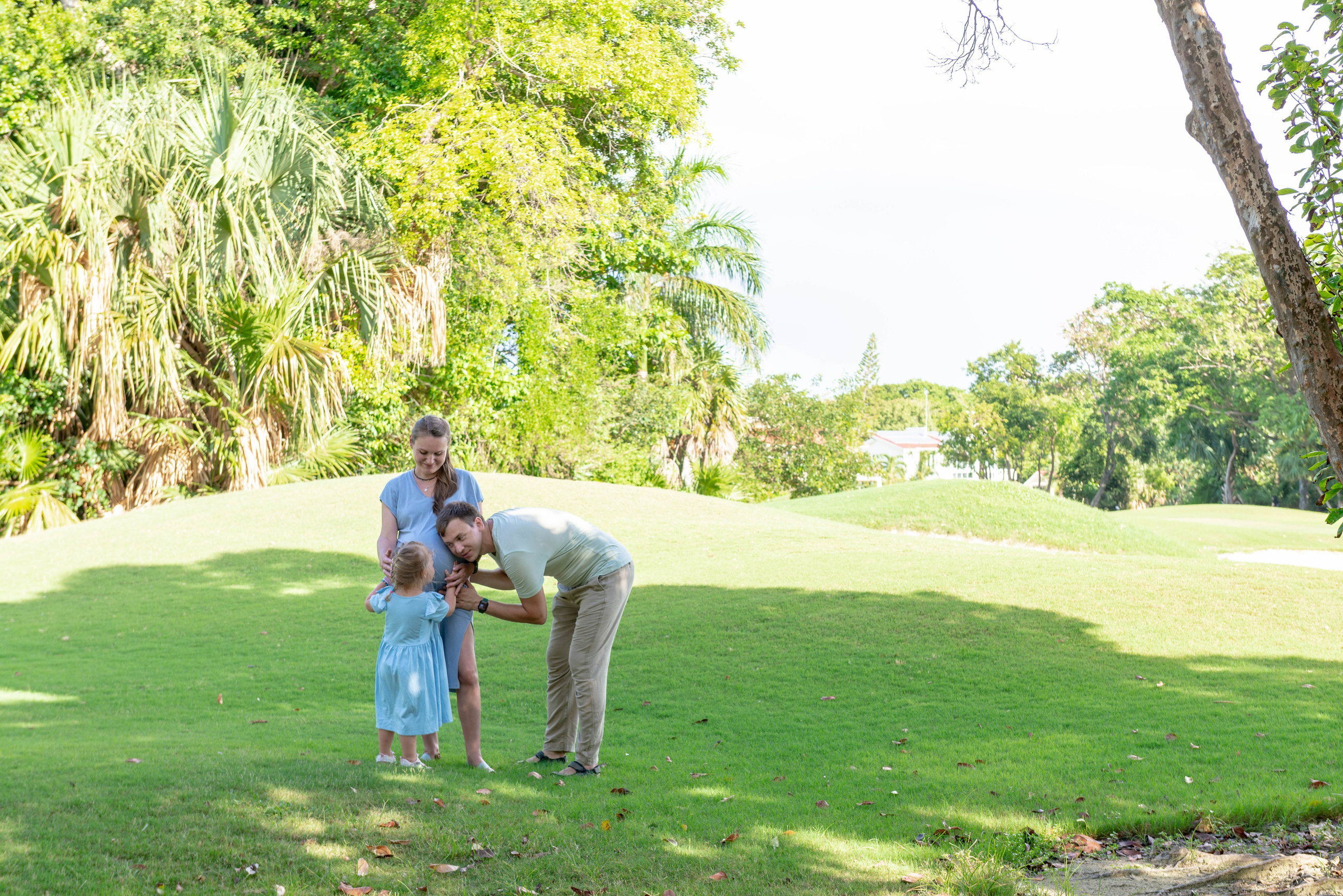 Sesión de Fotos Familiar de Embarazo: La Espera de un Nuevo Milagro. FOTÓGRAFO MÉXICO QUINTANA ROO
