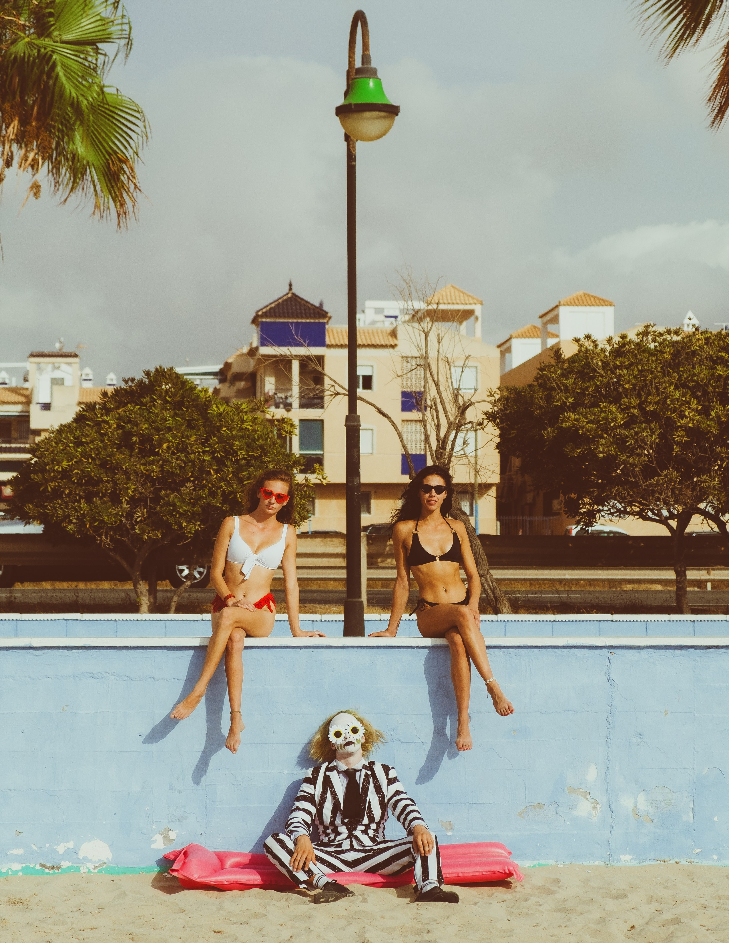 Beetlejuice на море: Экспериментальная фотосессия с цирковыми артистами — Фотограф Андрей Луковников