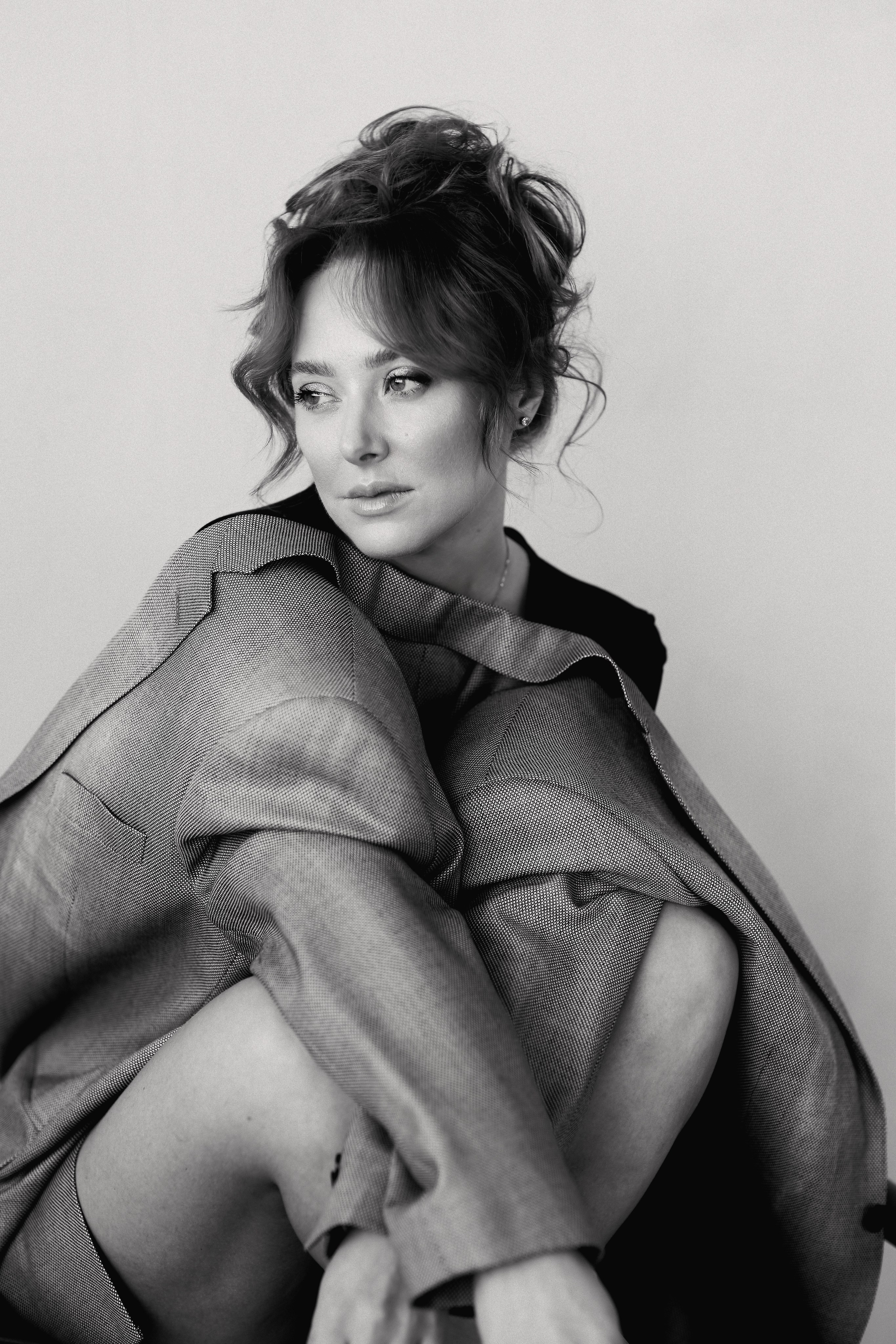 Сильный контраст света и тени на лице модели в черно-белом портрете