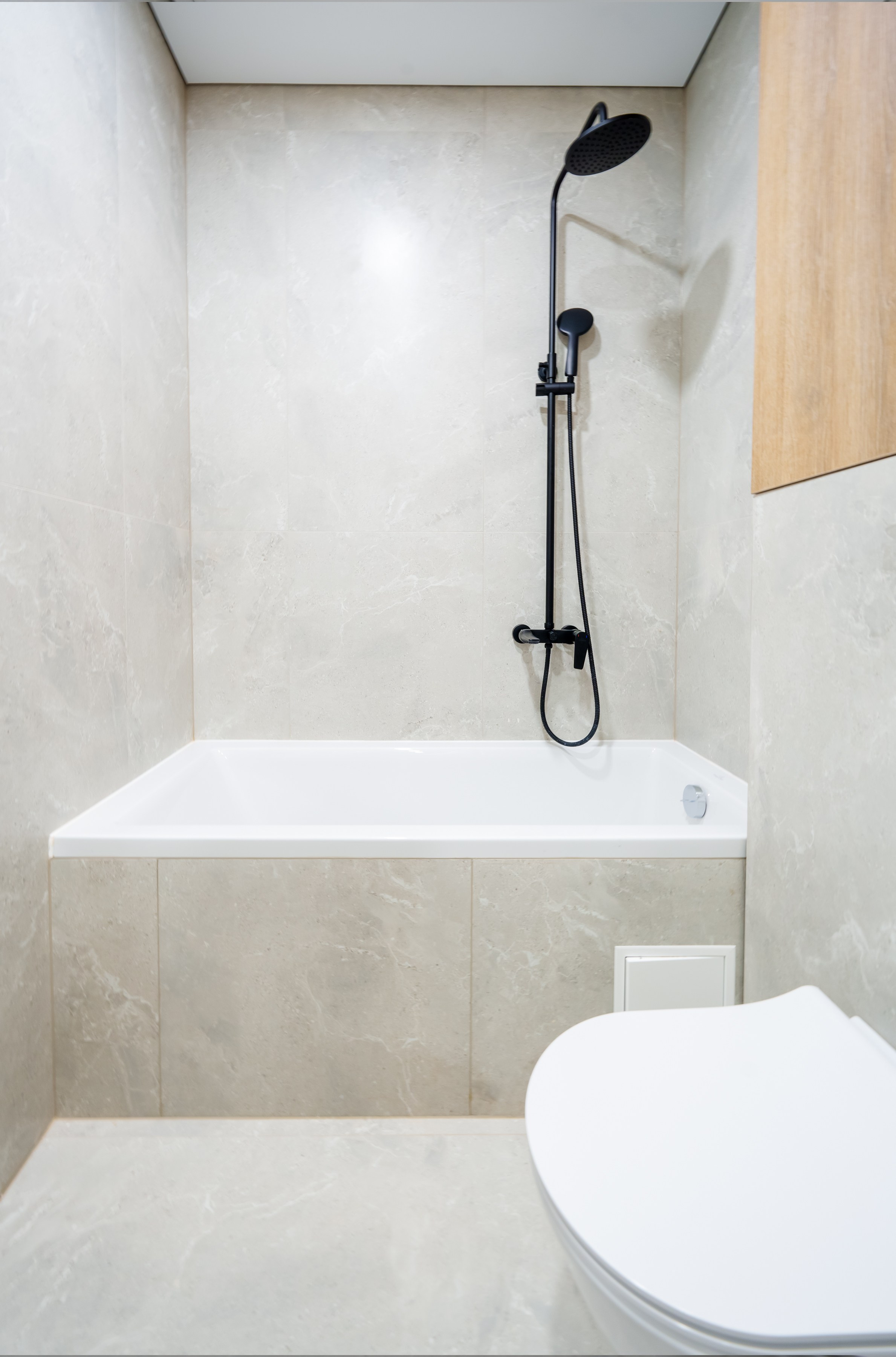 Moderni vonia su dušu ir apšviestu veidrodžiu Taikos g. 69 bute