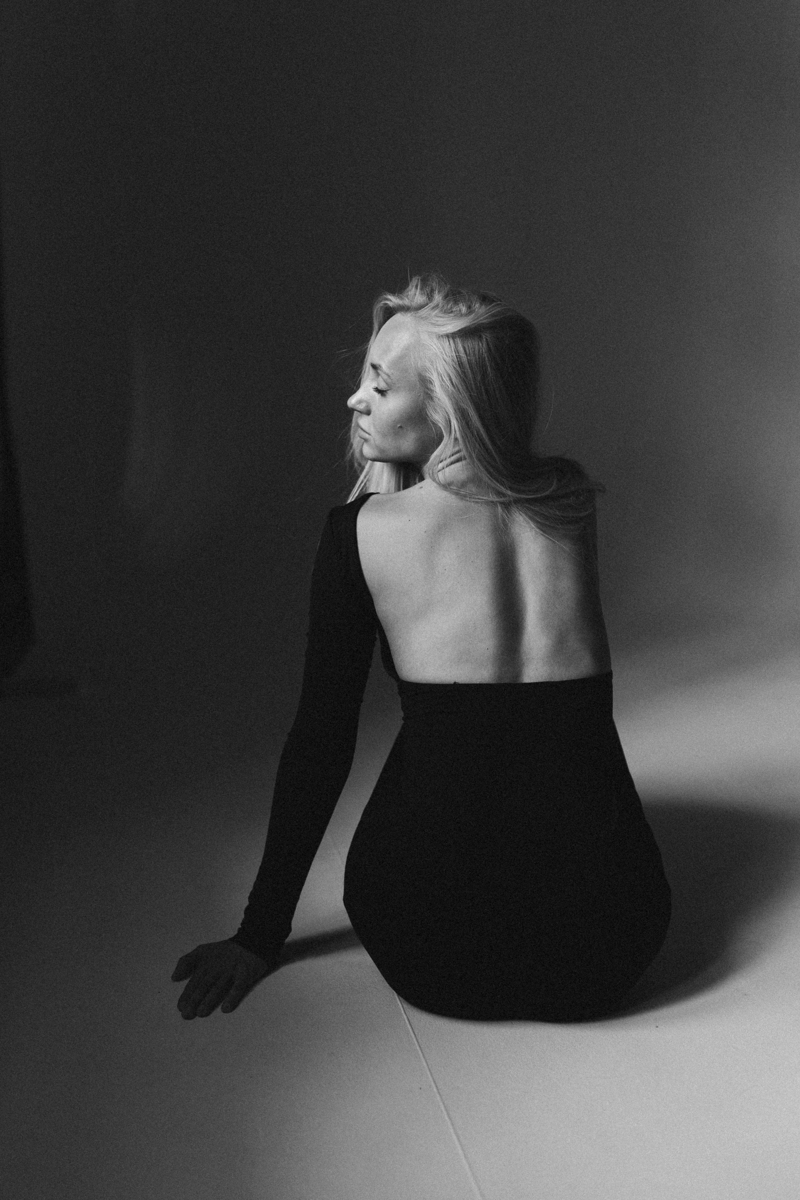 Individual photoshoot of a woman in a studio in Vilnius.