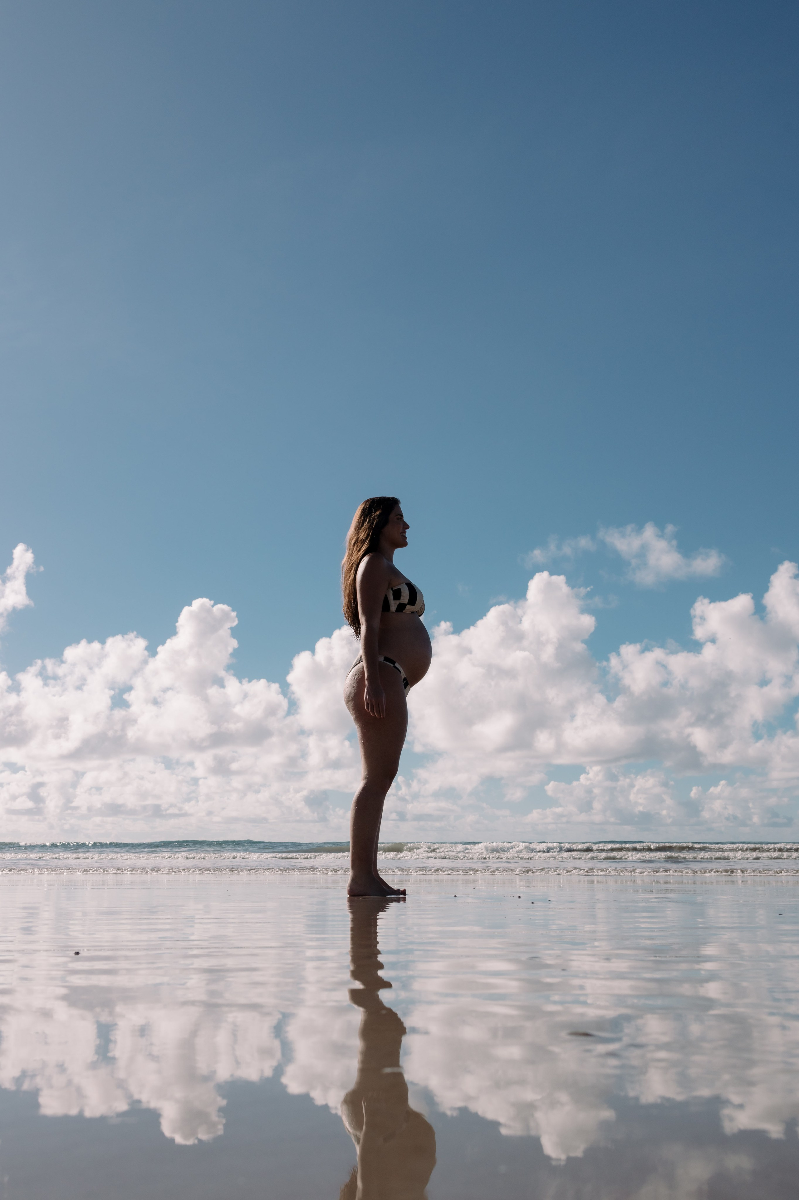 Gestante entrando no mar durante o ensaio