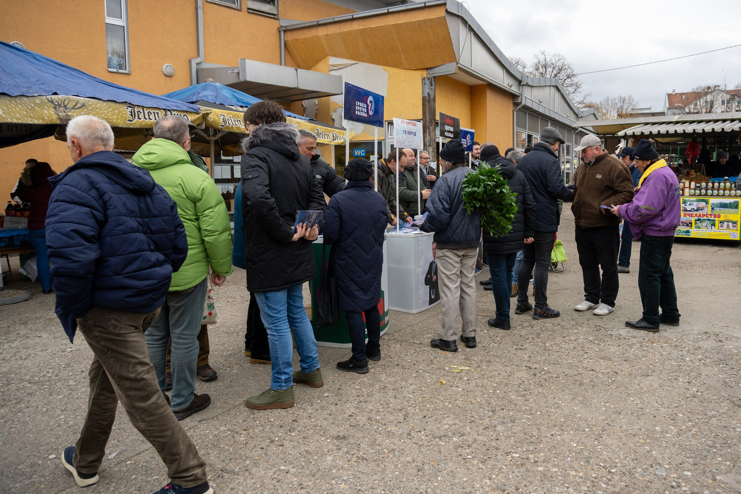 Листа „Србија против насиља” на градској пијаци упознавала грађане са програмом. Lokalni Front VA