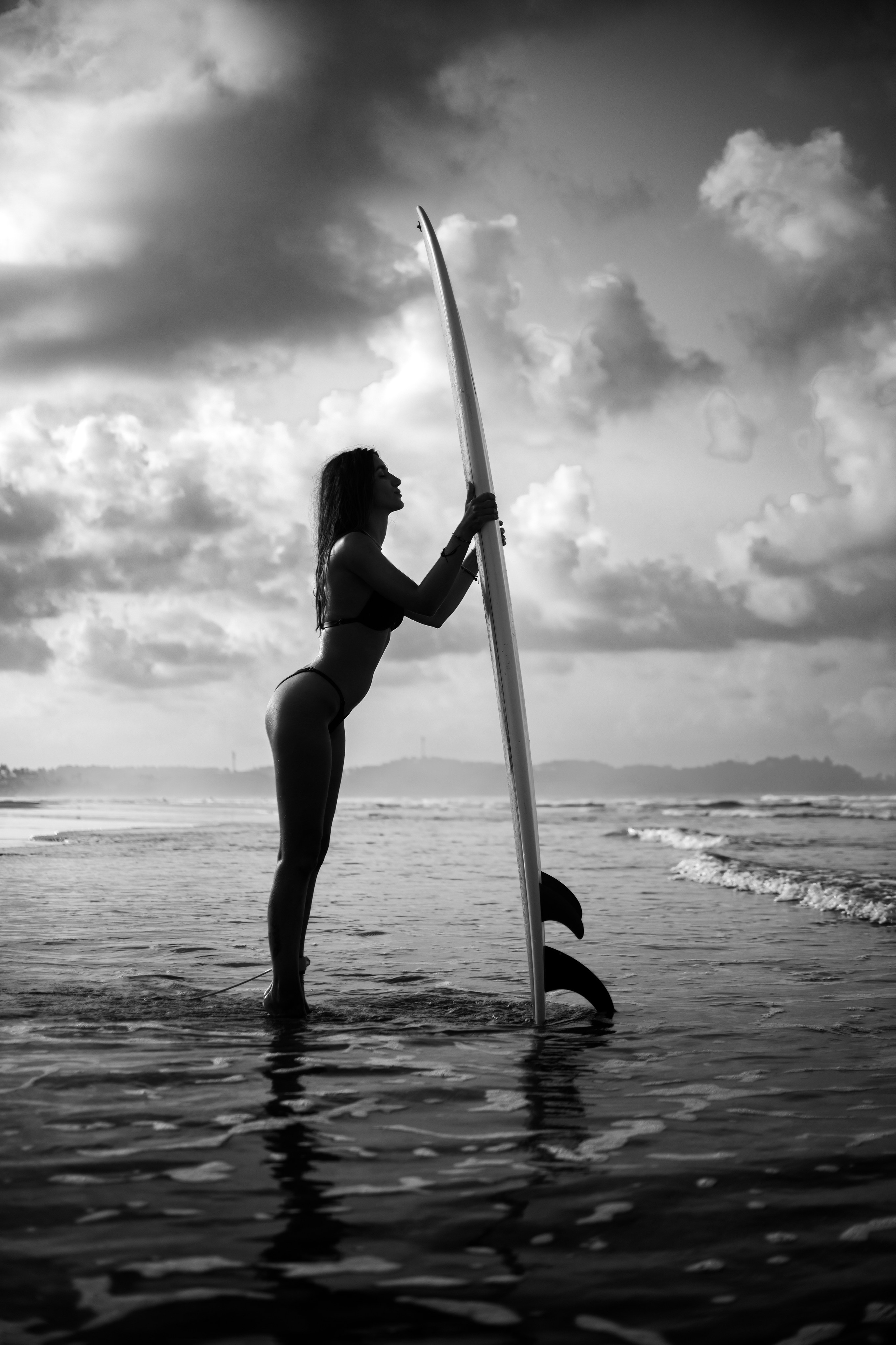 Photoshoot with a surfboard | BW