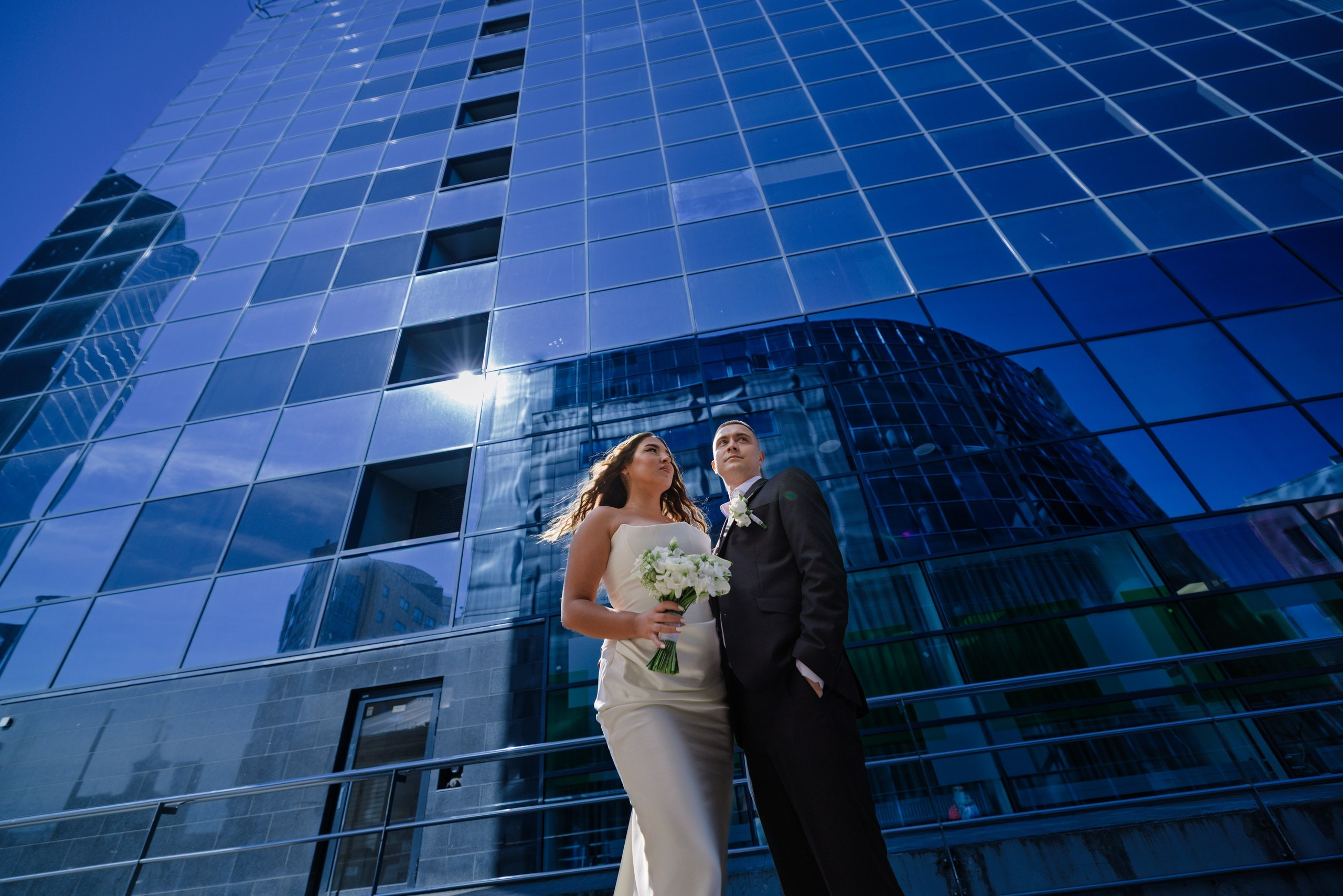 Классический портрет пары в свадебный день в Таллинне