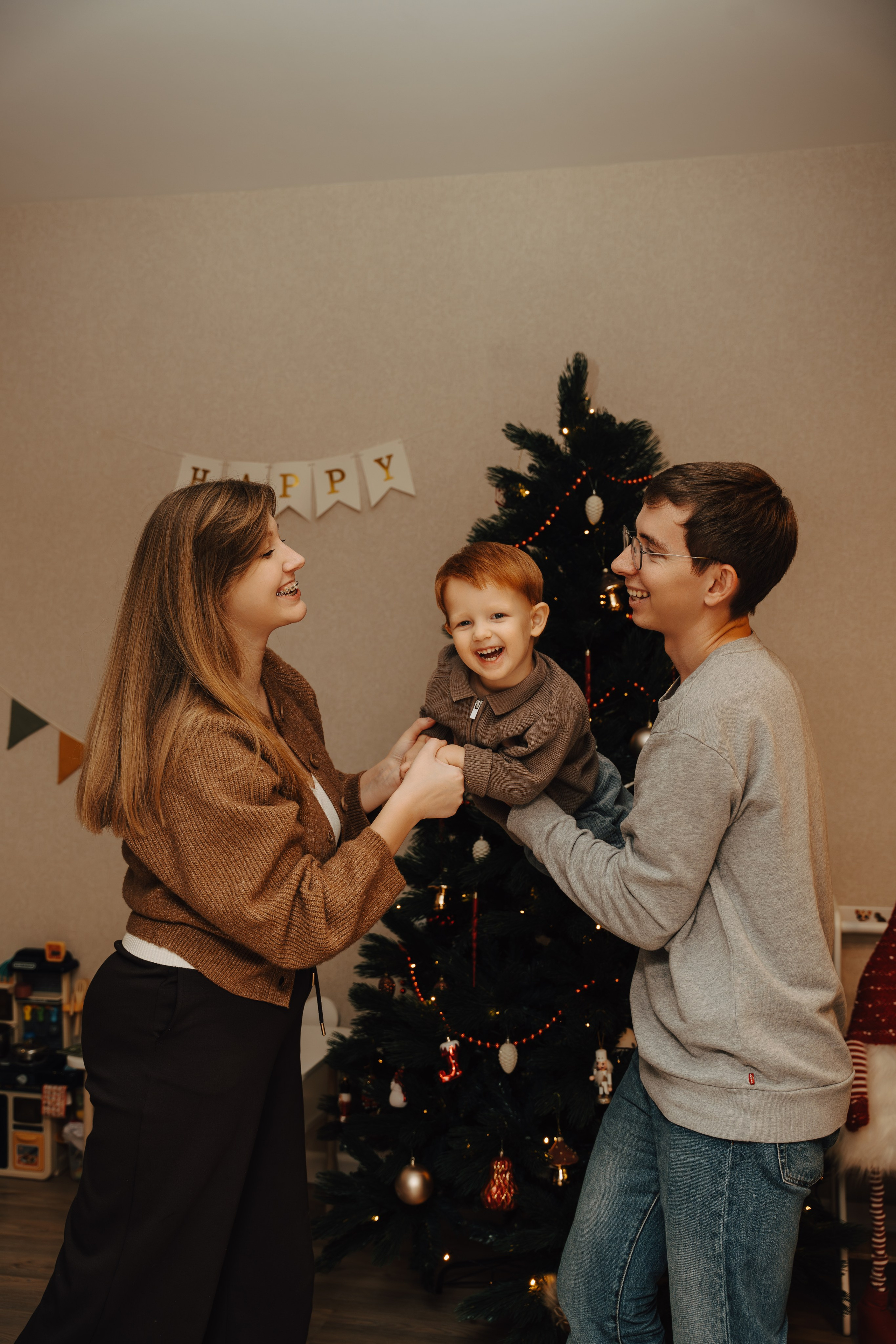 Меня зовут Валерия Азаренко, я свадебный и портретный фотограф. Снимаю в Батуми. Я провожу портретные съёмки, съёмки lovestory, съёмки свадебного дня и семейные. Цены и условия на сайте.