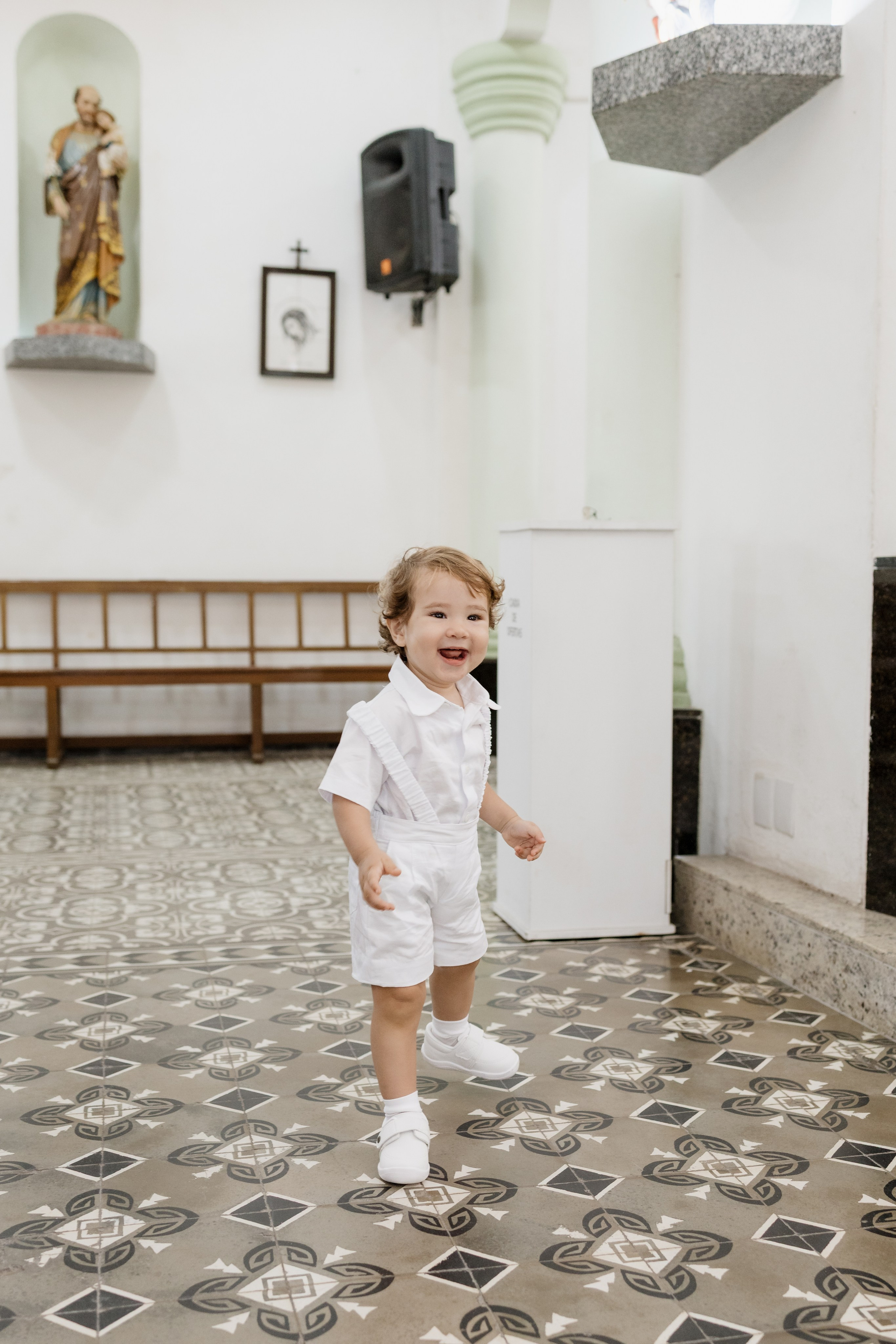 Bebê andando pela igreja da Torre, antes do batismo