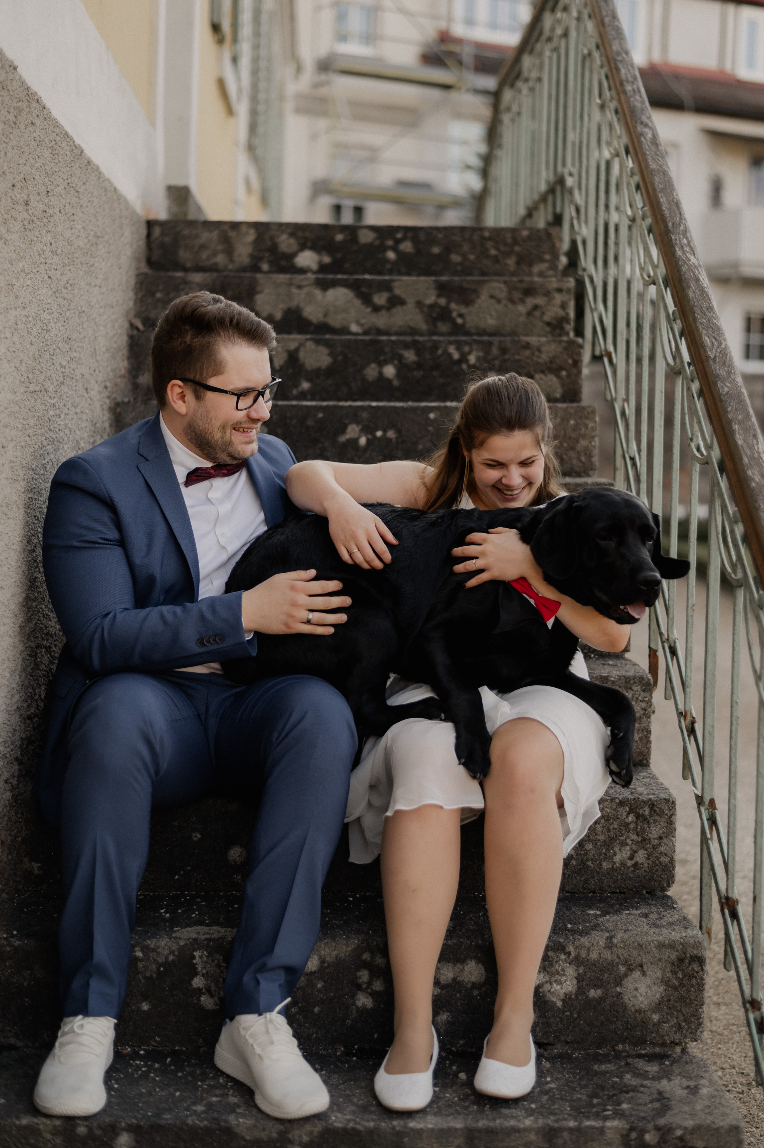 Hochzeitsfotoshooting mit einem Hund im Hofgarten Ansbach.