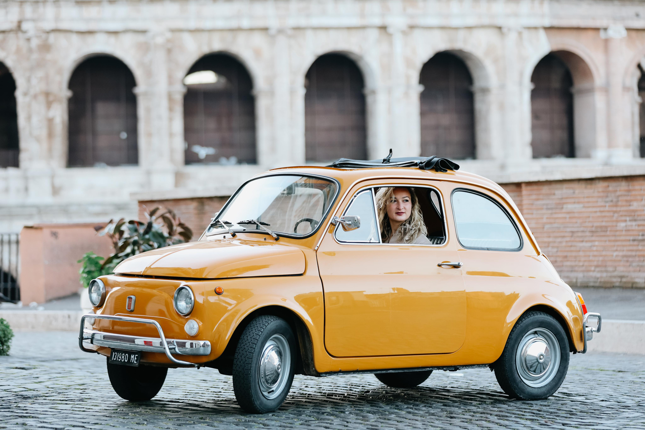 Photoshoot with Fiat 500 Vintage and Vespa. Photographer in Rome