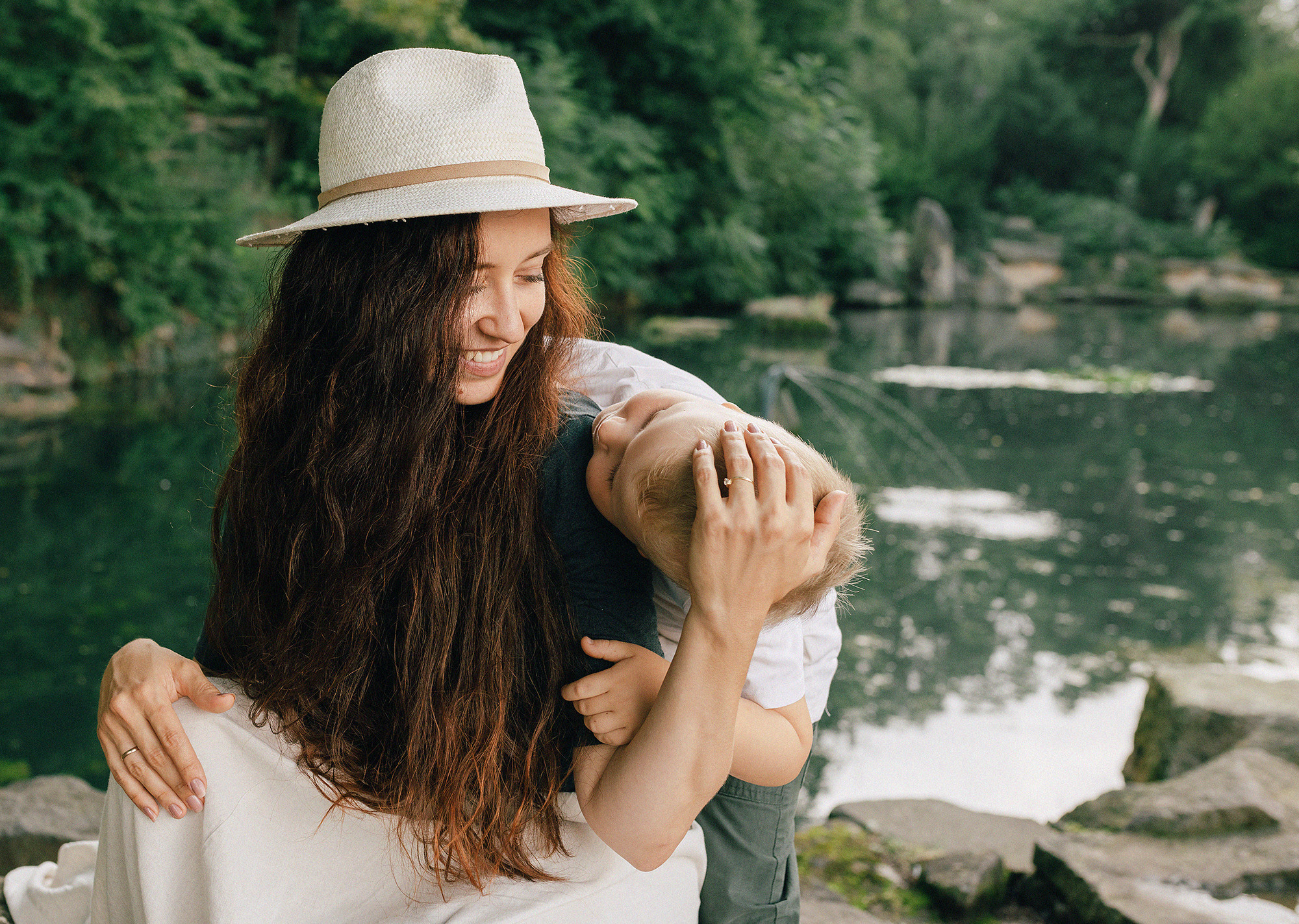 Анна с семьей в парке. Family and wedding photographer in Prague Natalia Fedori