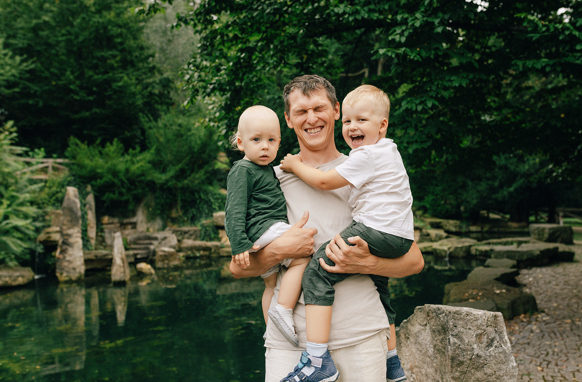 Анна с семьей в парке. Family and wedding photographer in Prague Natalia Fedori