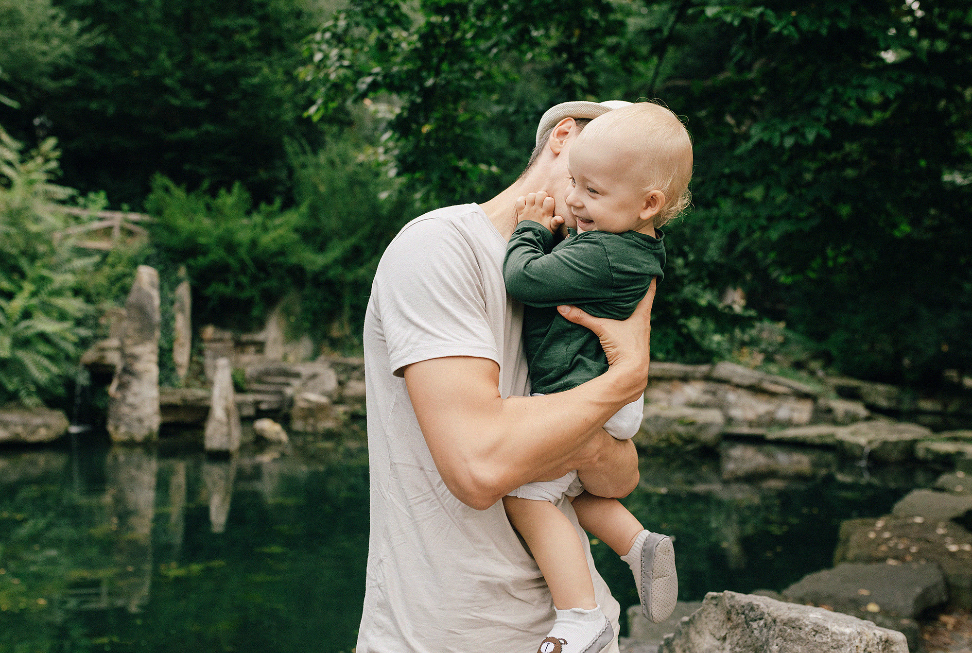 Анна с семьей в парке. Family and wedding photographer in Prague Natalia Fedori