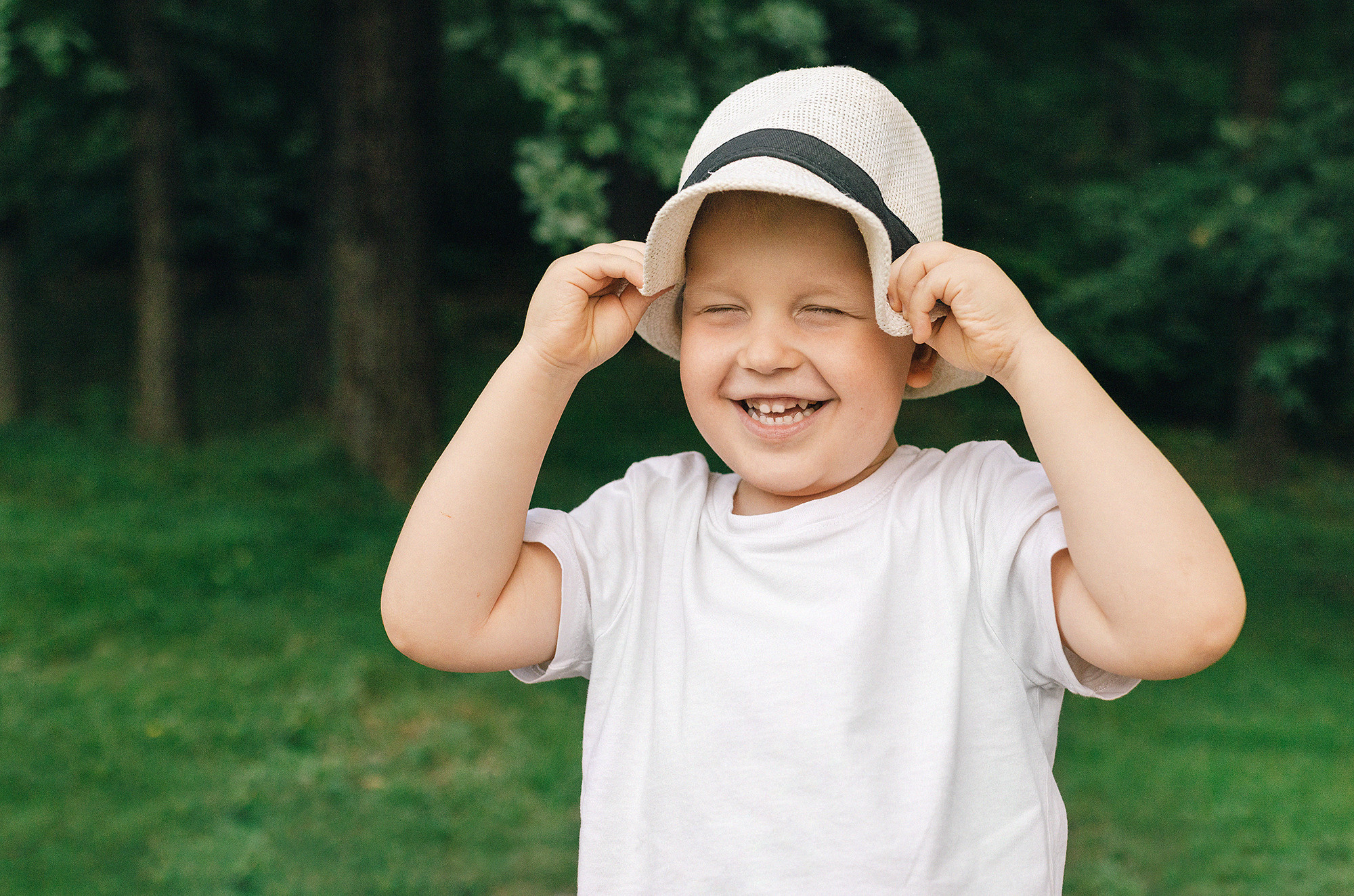 Анна с семьей в парке. Family and wedding photographer in Prague Natalia Fedori