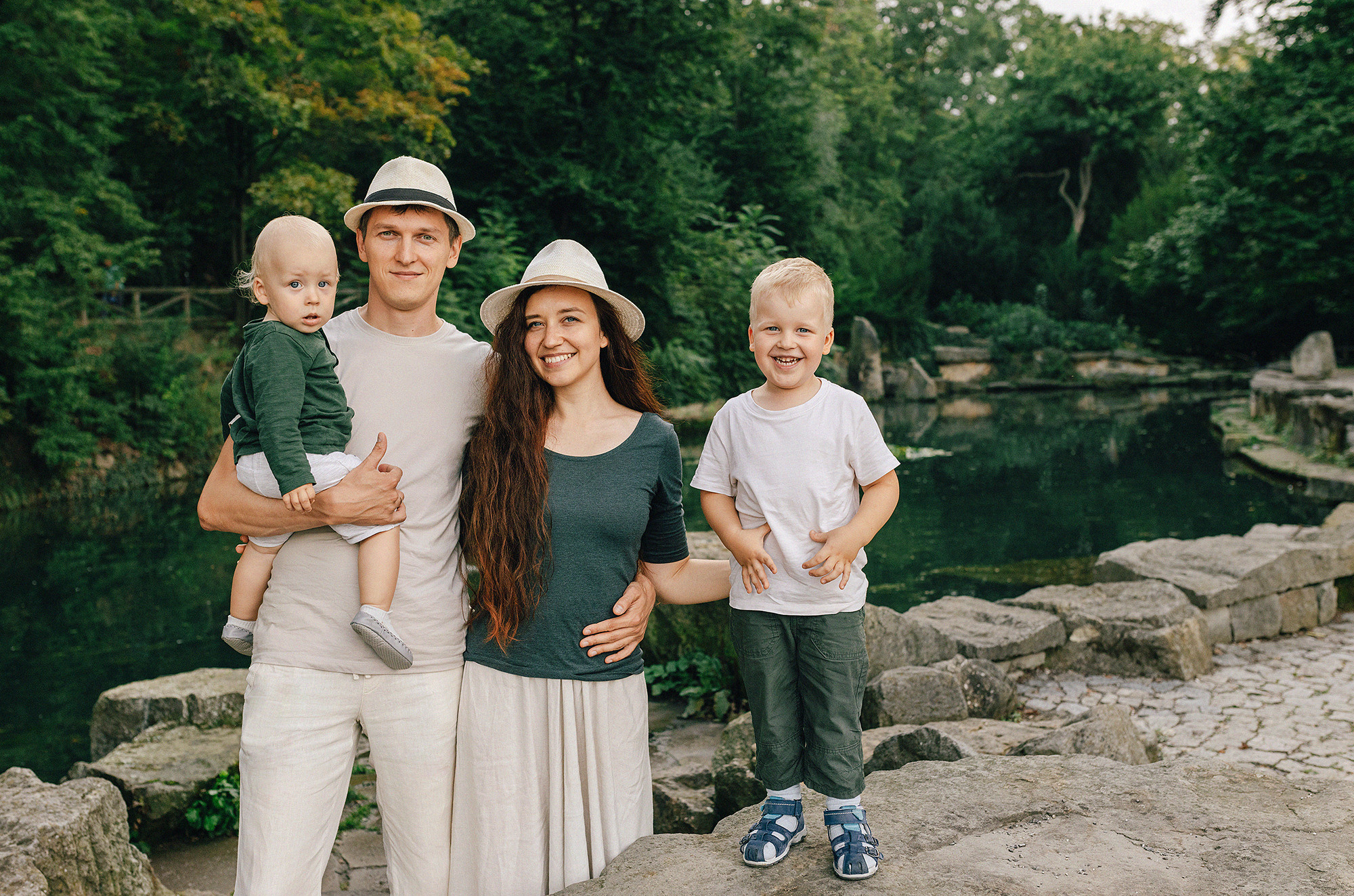 Анна с семьей в парке. Family and wedding photographer in Prague Natalia Fedori