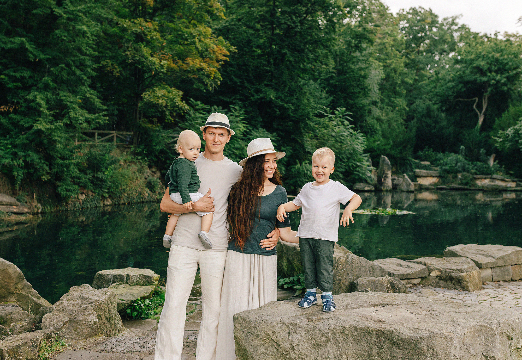 Анна с семьей в парке. Family and wedding photographer in Prague Natalia Fedori