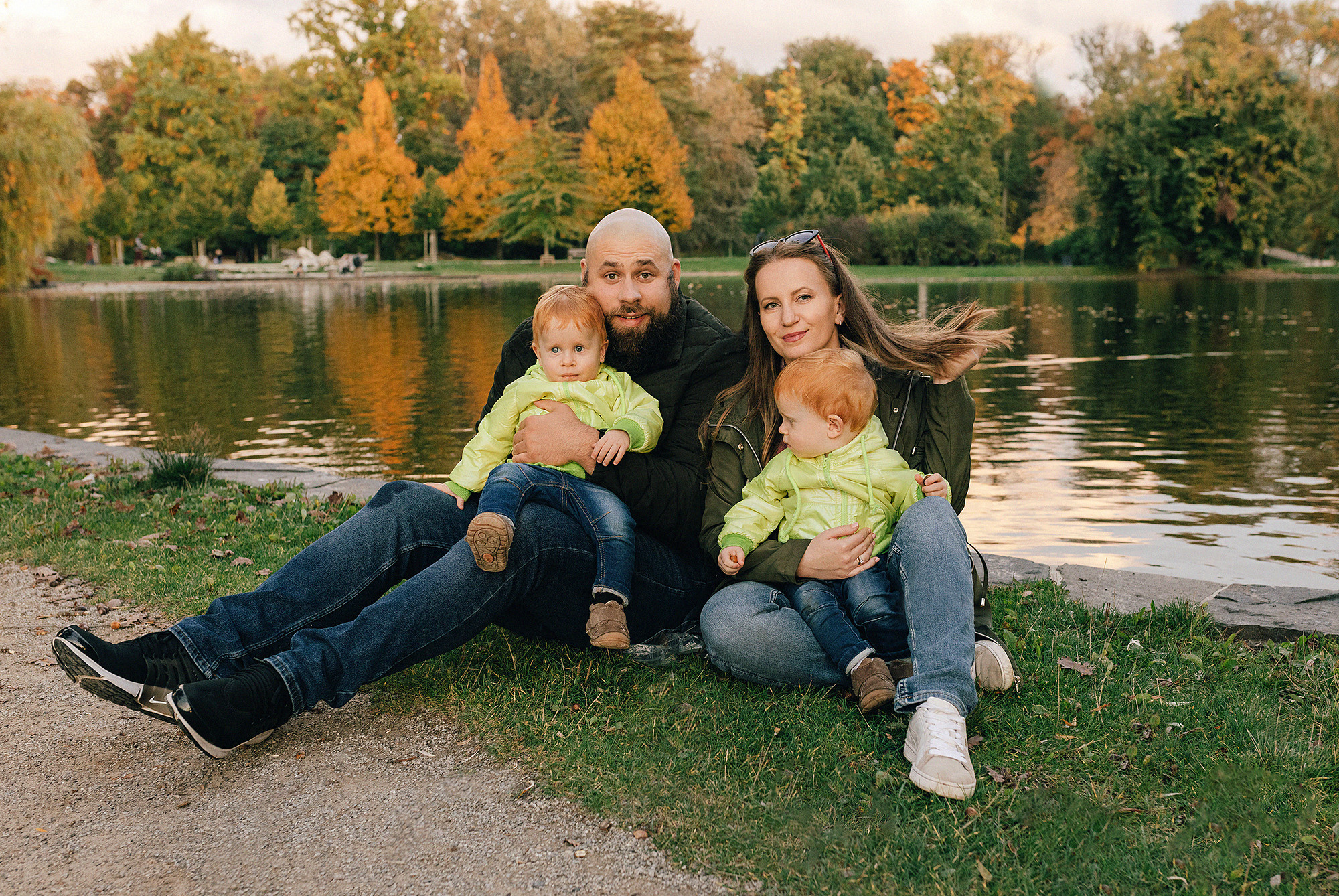 Анна с семьей в парке. Family and wedding photographer in Prague Natalia Fedori