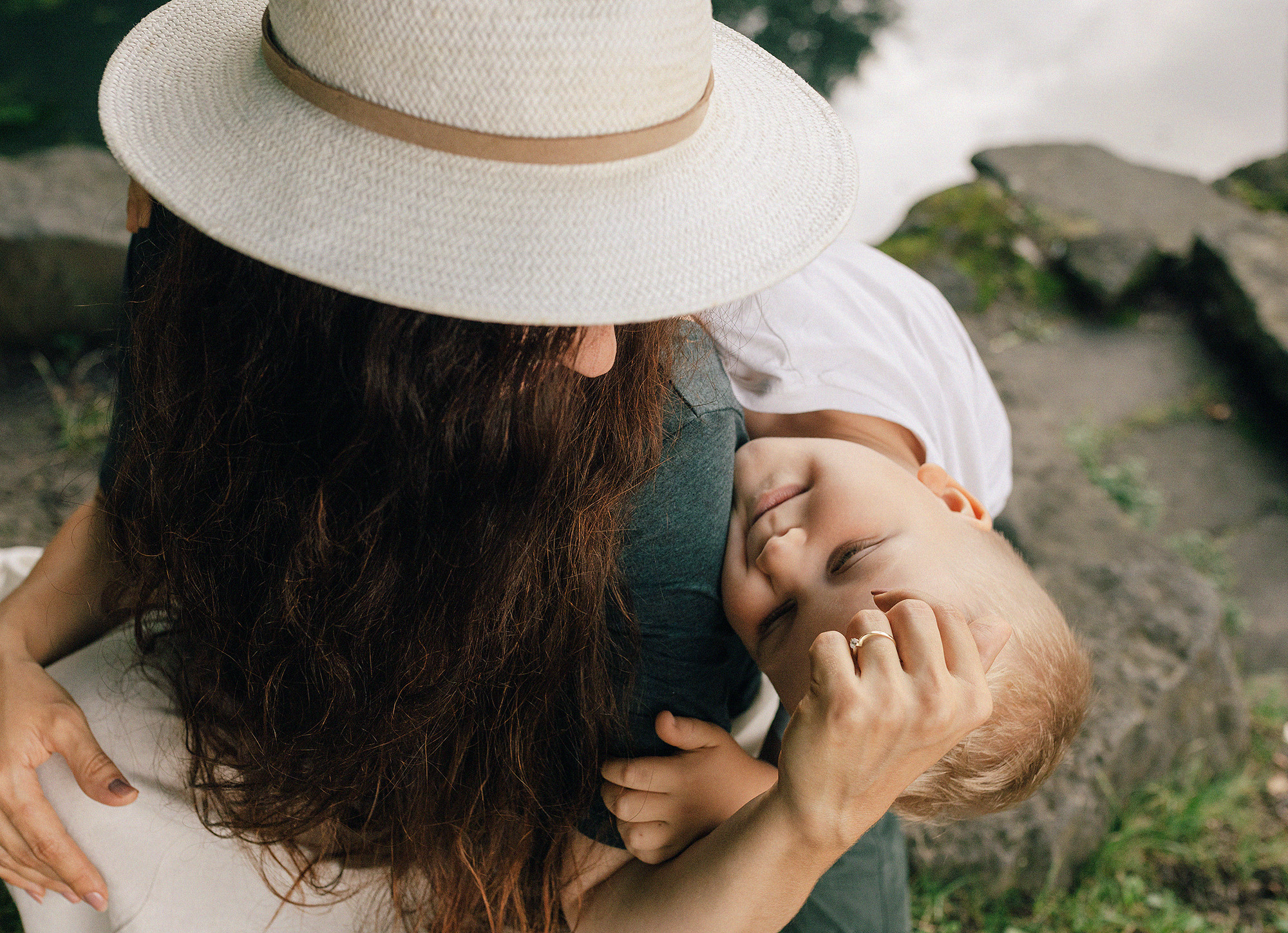 Анна с семьей в парке. Family and wedding photographer in Prague Natalia Fedori