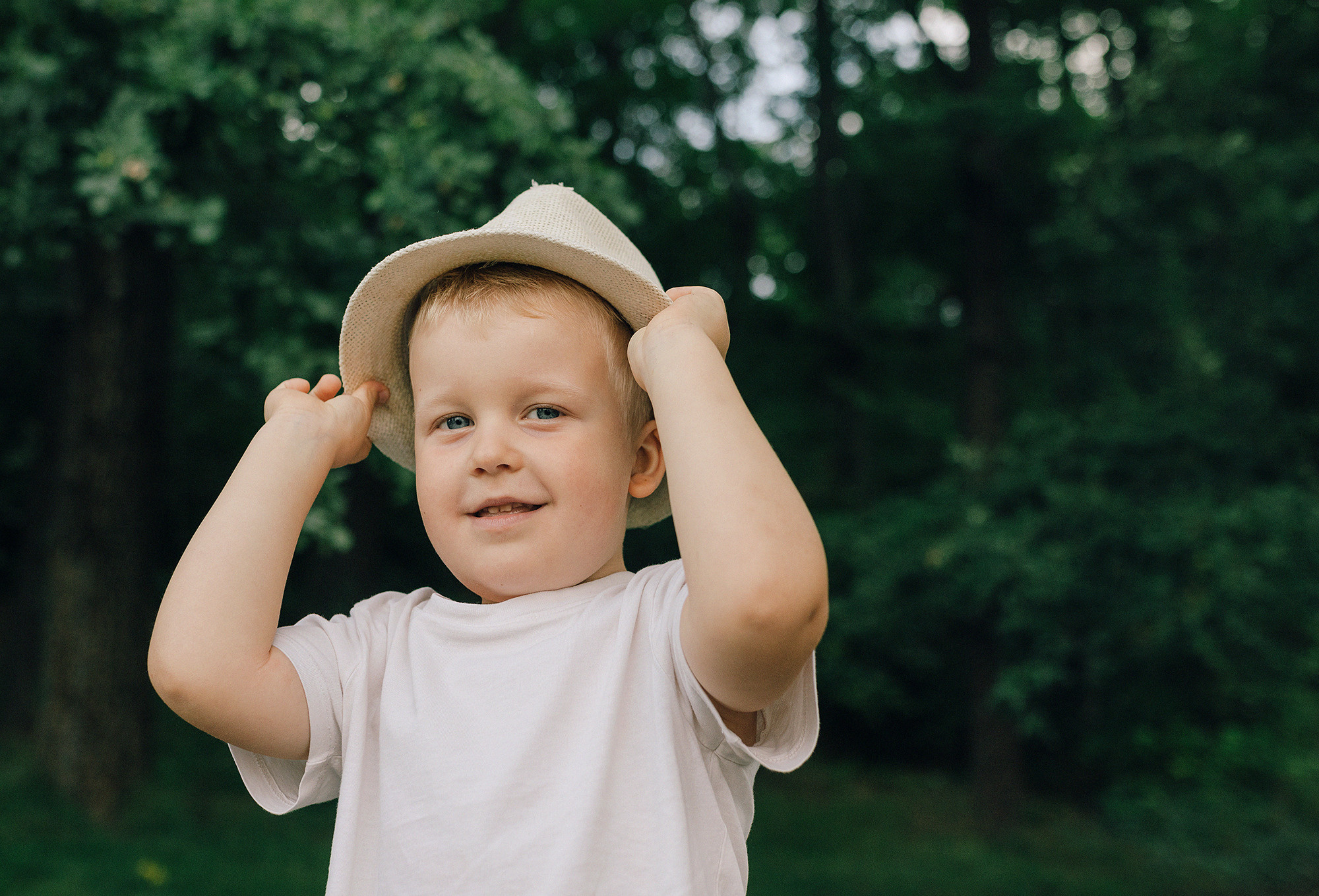 Анна с семьей в парке. Family and wedding photographer in Prague Natalia Fedori