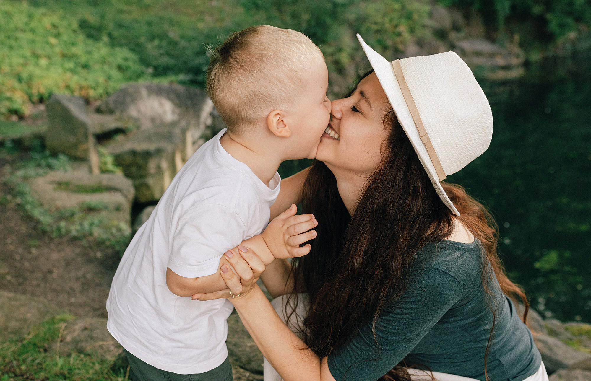 Анна с семьей в парке. Family and wedding photographer in Prague Natalia Fedori