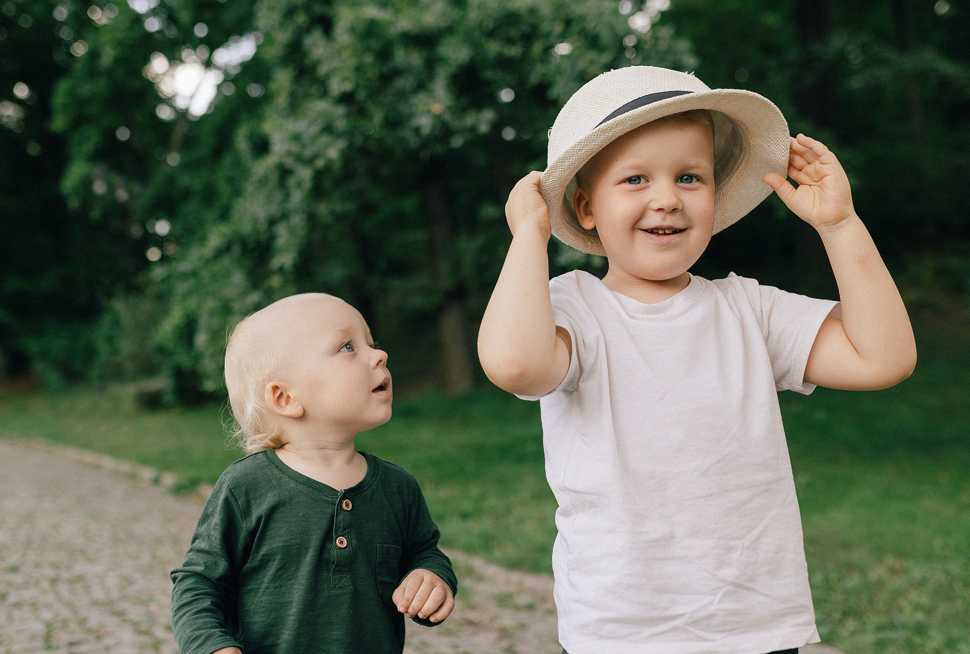 Анна с семьей в парке. Family and wedding photographer in Prague Natalia Fedori