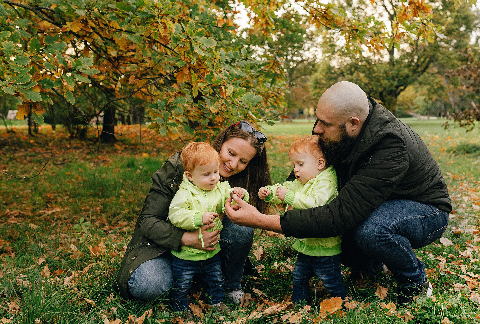 Анна с семьей в парке. Family and wedding photographer in Prague Natalia Fedori