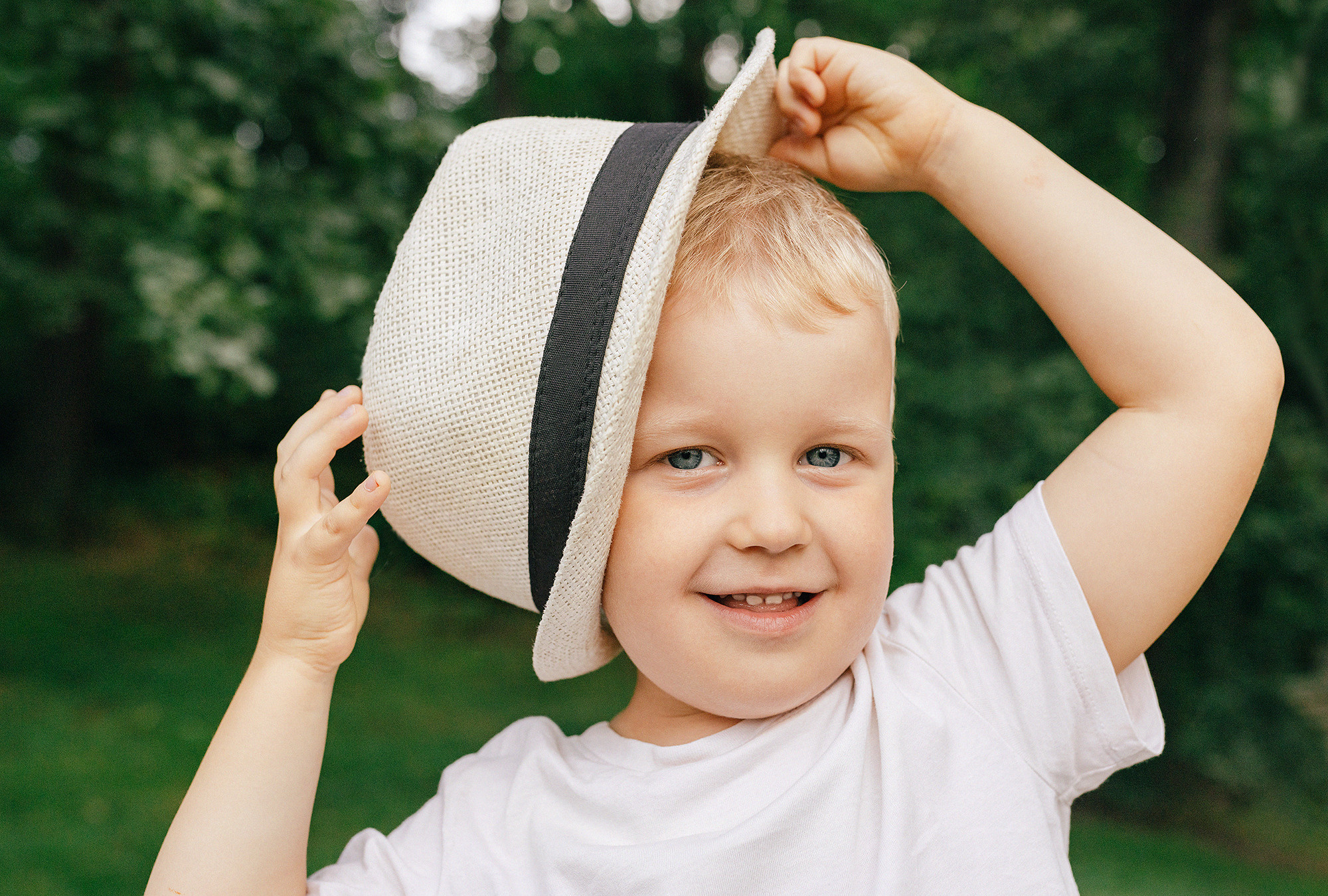 Анна с семьей в парке. Family and wedding photographer in Prague Natalia Fedori