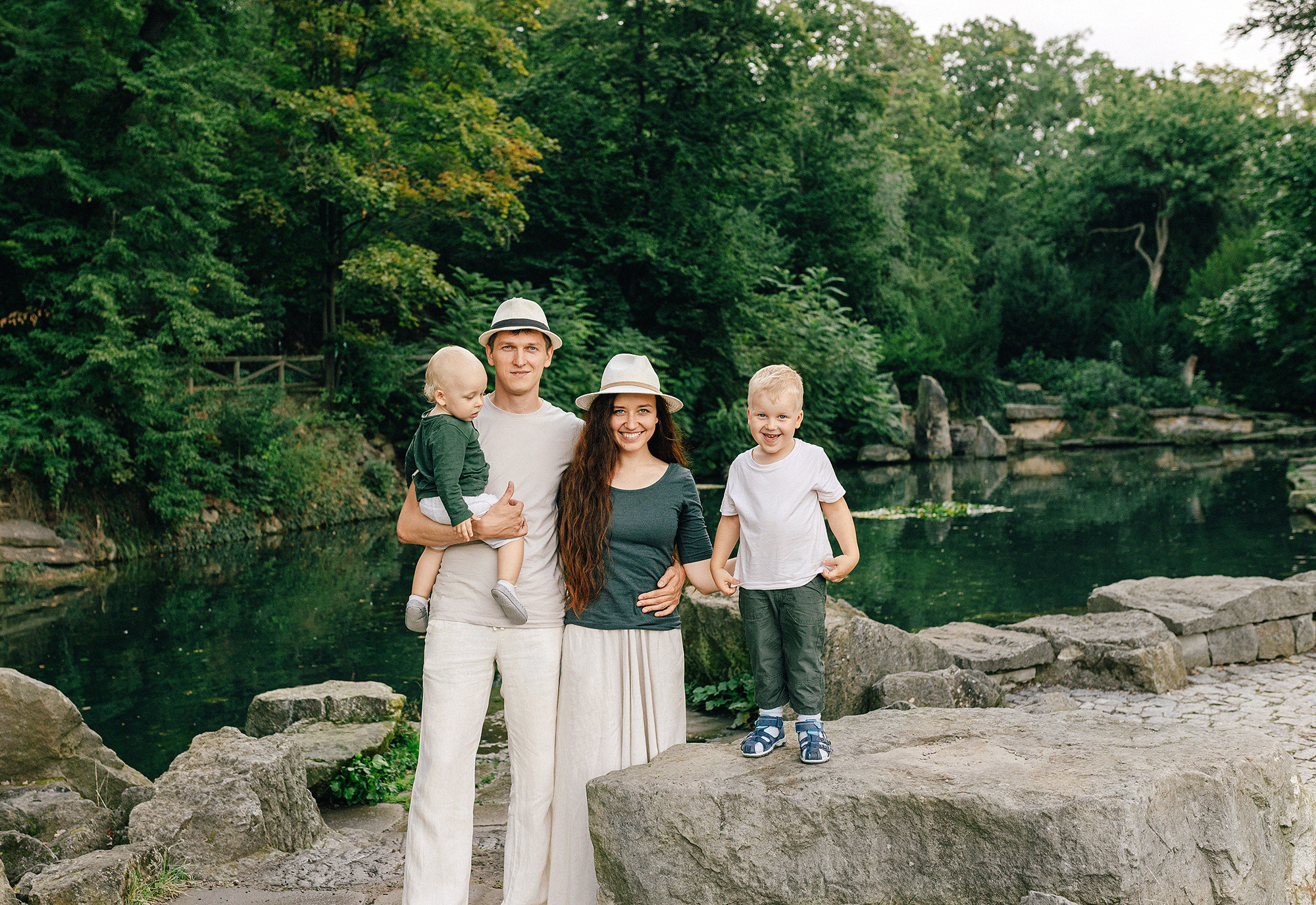 Анна с семьей в парке. Family and wedding photographer in Prague Natalia Fedori