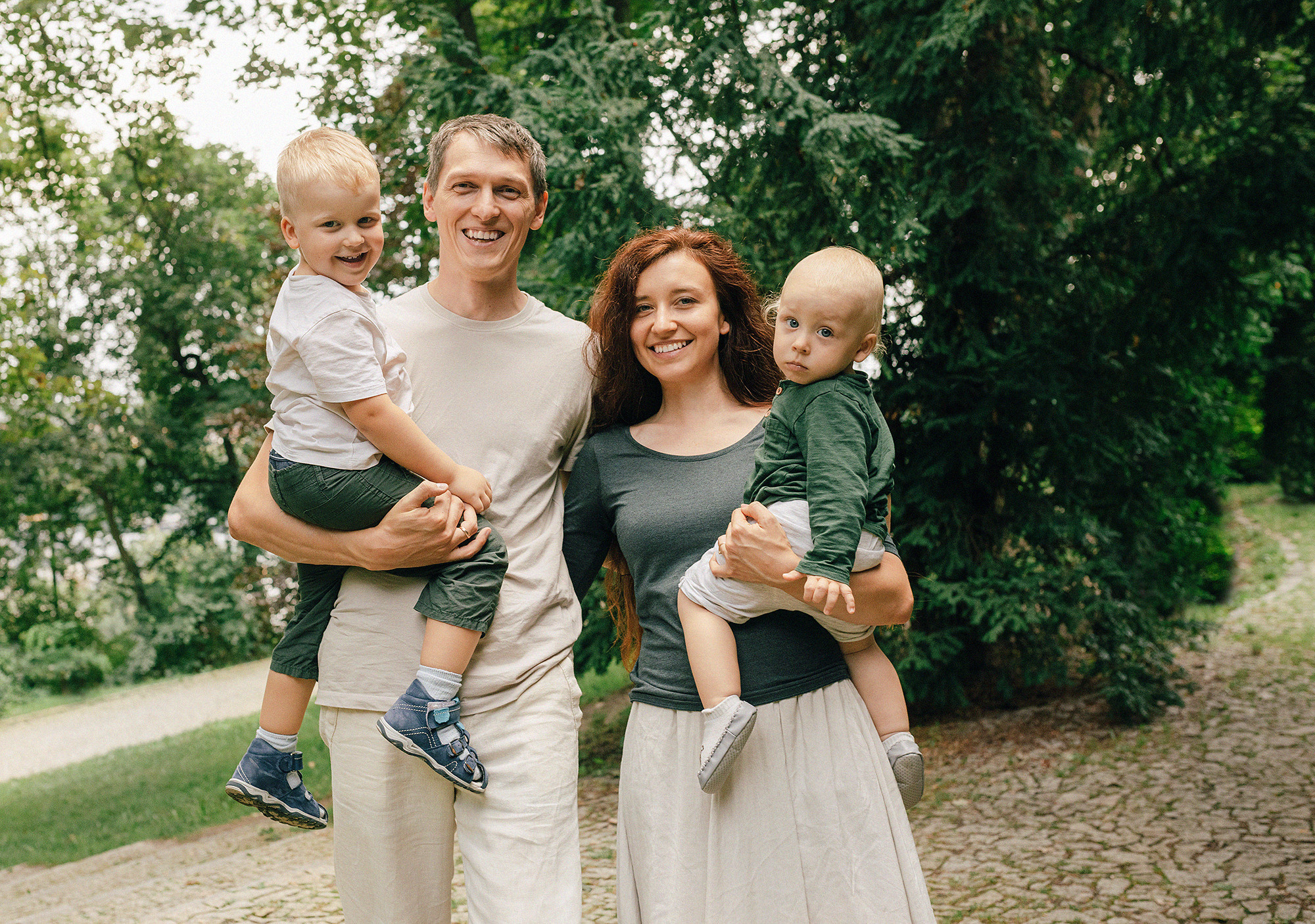 Анна с семьей в парке. Family and wedding photographer in Prague Natalia Fedori