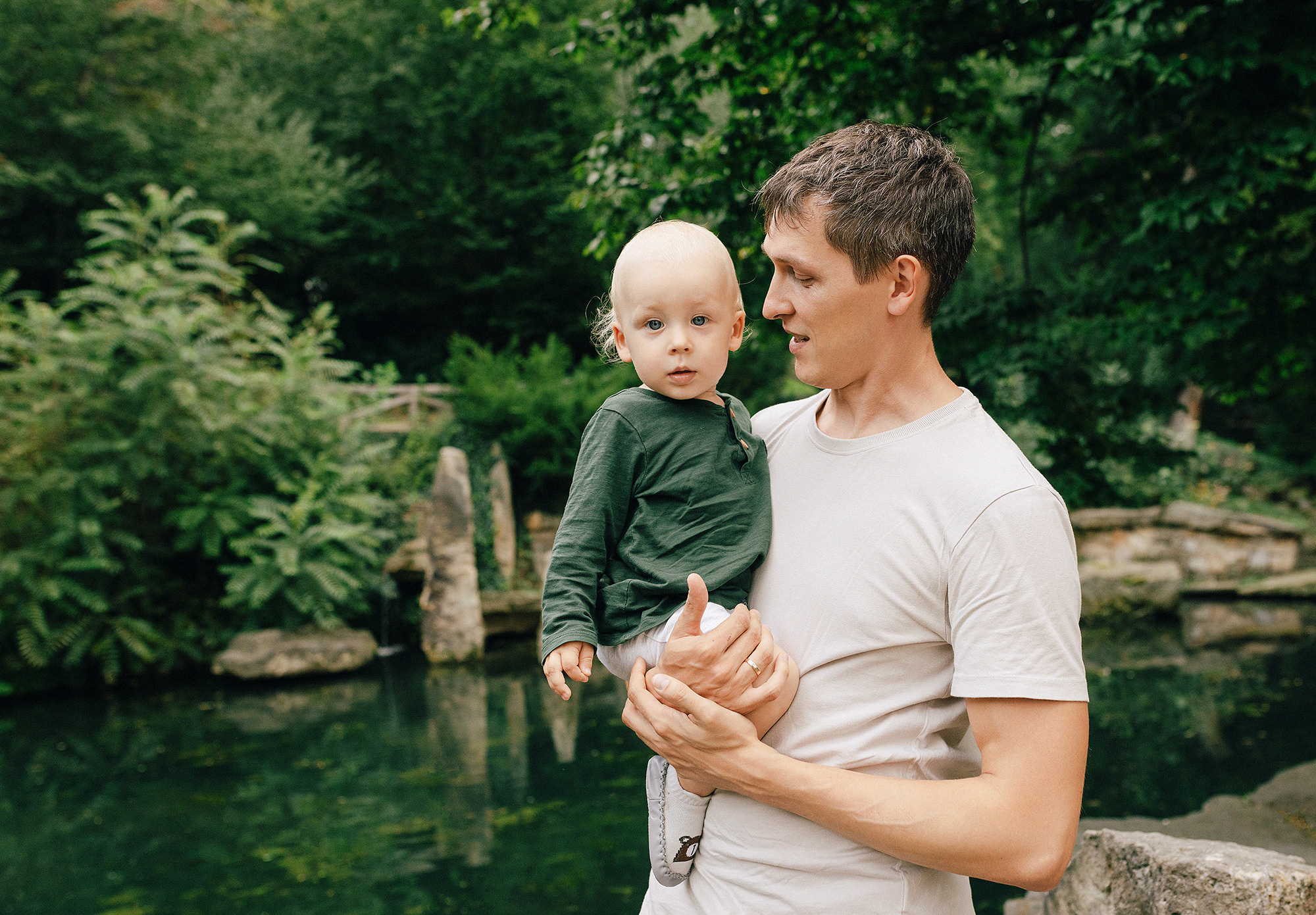 Анна с семьей в парке. Family and wedding photographer in Prague Natalia Fedori