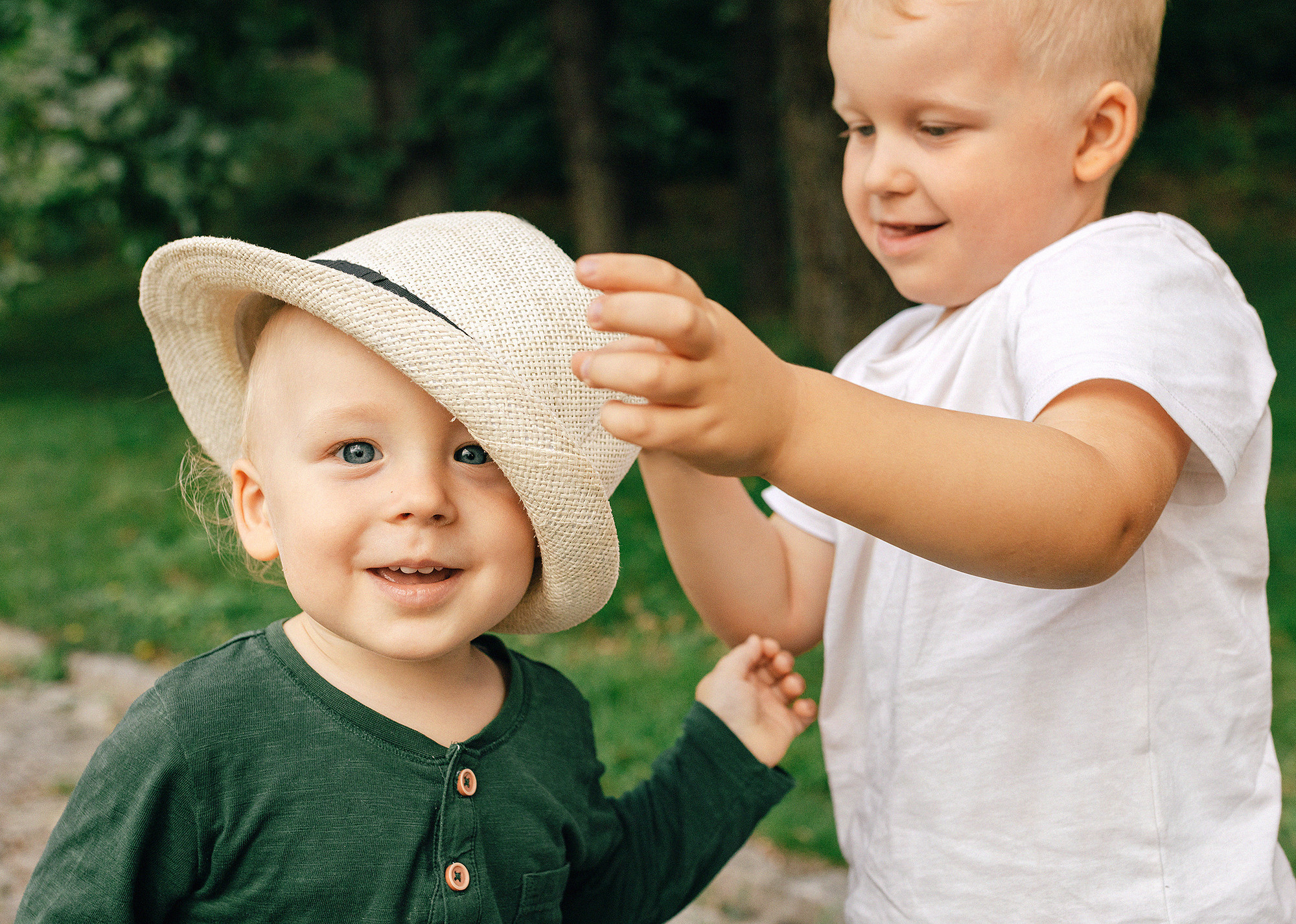 Анна с семьей в парке. Family and wedding photographer in Prague Natalia Fedori