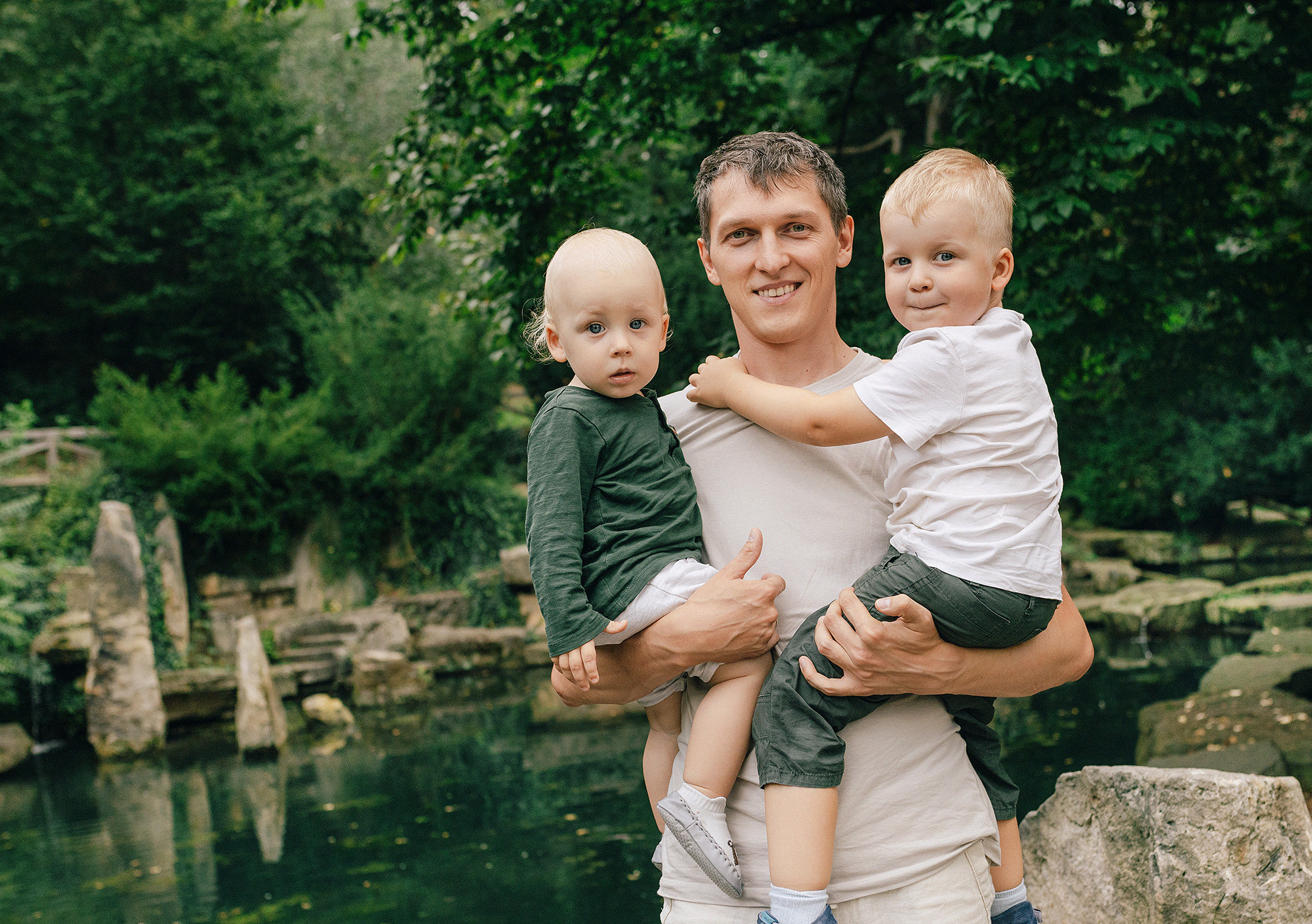 Анна с семьей в парке. Family and wedding photographer in Prague Natalia Fedori