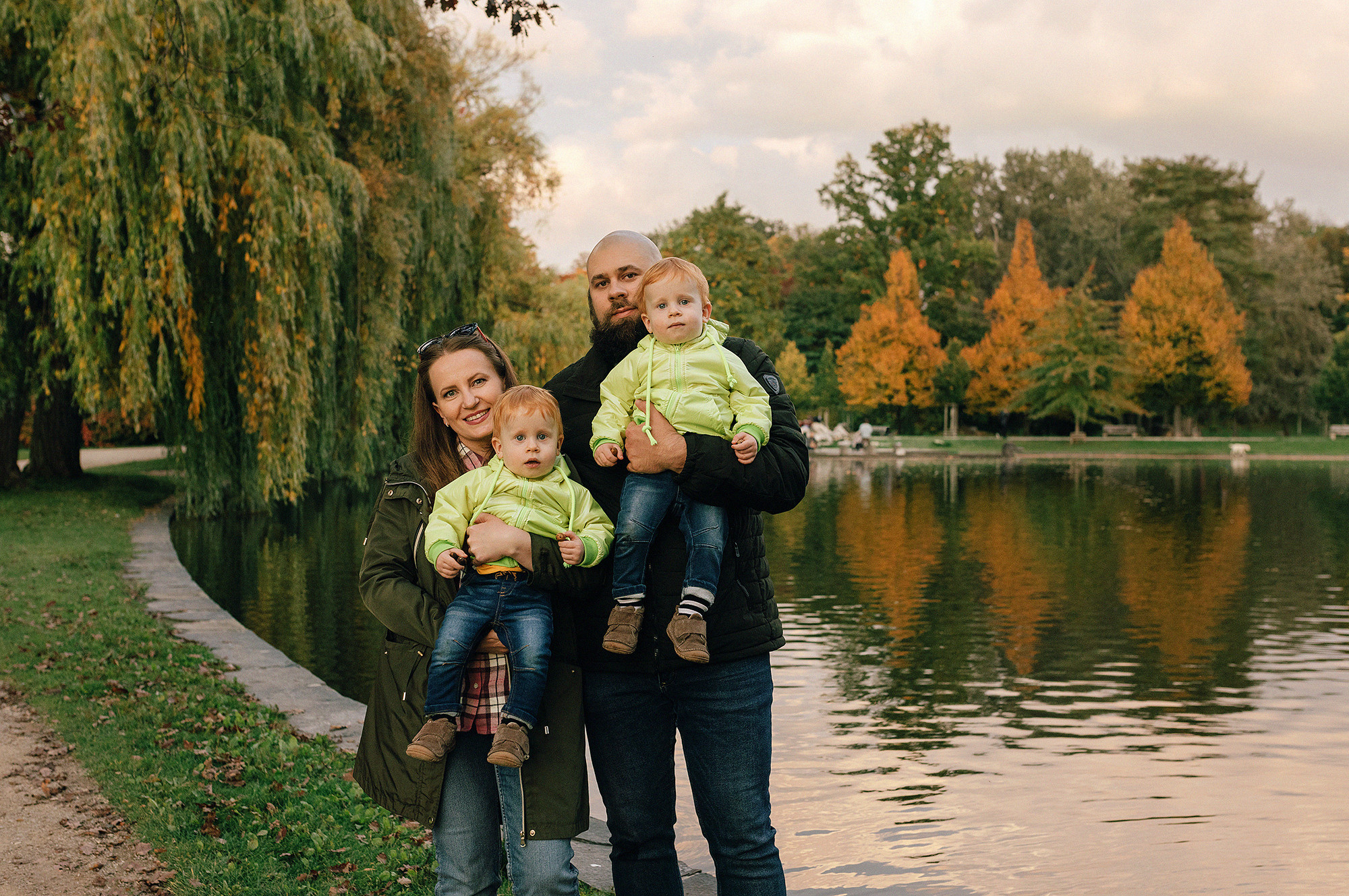 Анна с семьей в парке. Family and wedding photographer in Prague Natalia Fedori