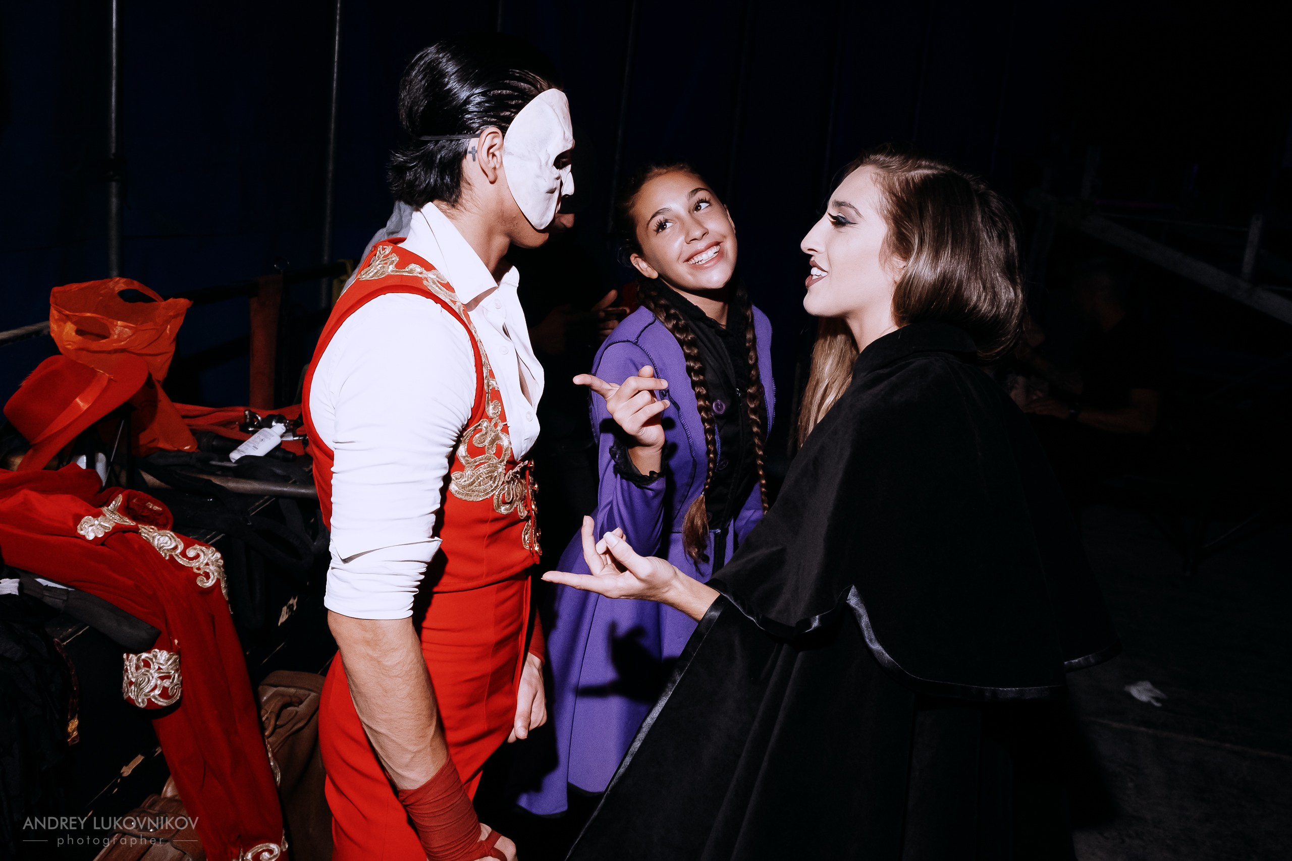 Sesión de fotos entre bastidores en El Circo Encantado: la vida de los artistas tras bambalinas