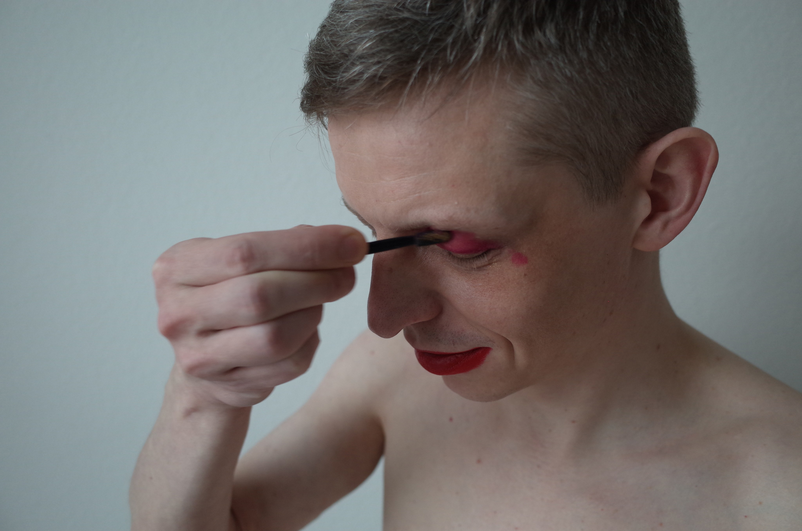 A man. A hidden man. Leni Smoragdova | Transaction Art Universe | Conceptual Art