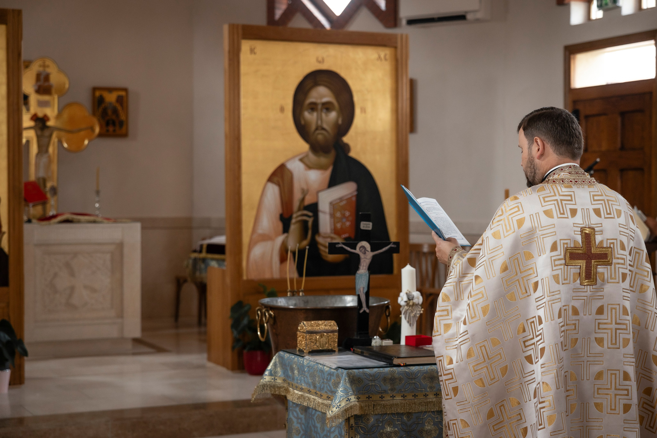 Noah’s christening in Tournefeille and Paroisse Orthodoxe Roumaine of Toulouse “La Protection de la Mère de Dieu”. Eugénie Smirnova — photographe à Toulouse et dans le sud-ouest de la France