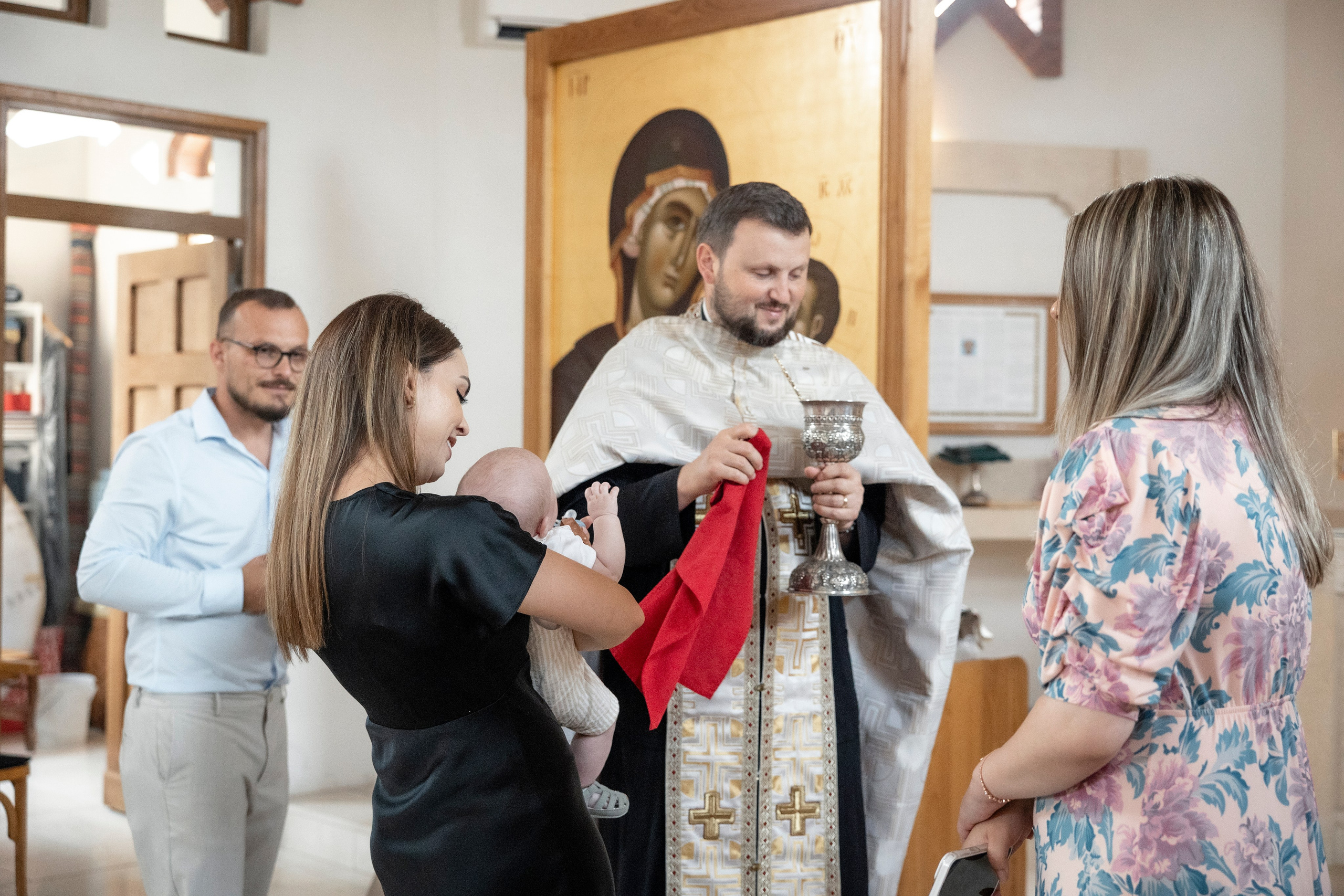 Noah’s christening in Tournefeille and Paroisse Orthodoxe Roumaine of Toulouse “La Protection de la Mère de Dieu”. Eugénie Smirnova — photographe à Toulouse et dans le sud-ouest de la France
