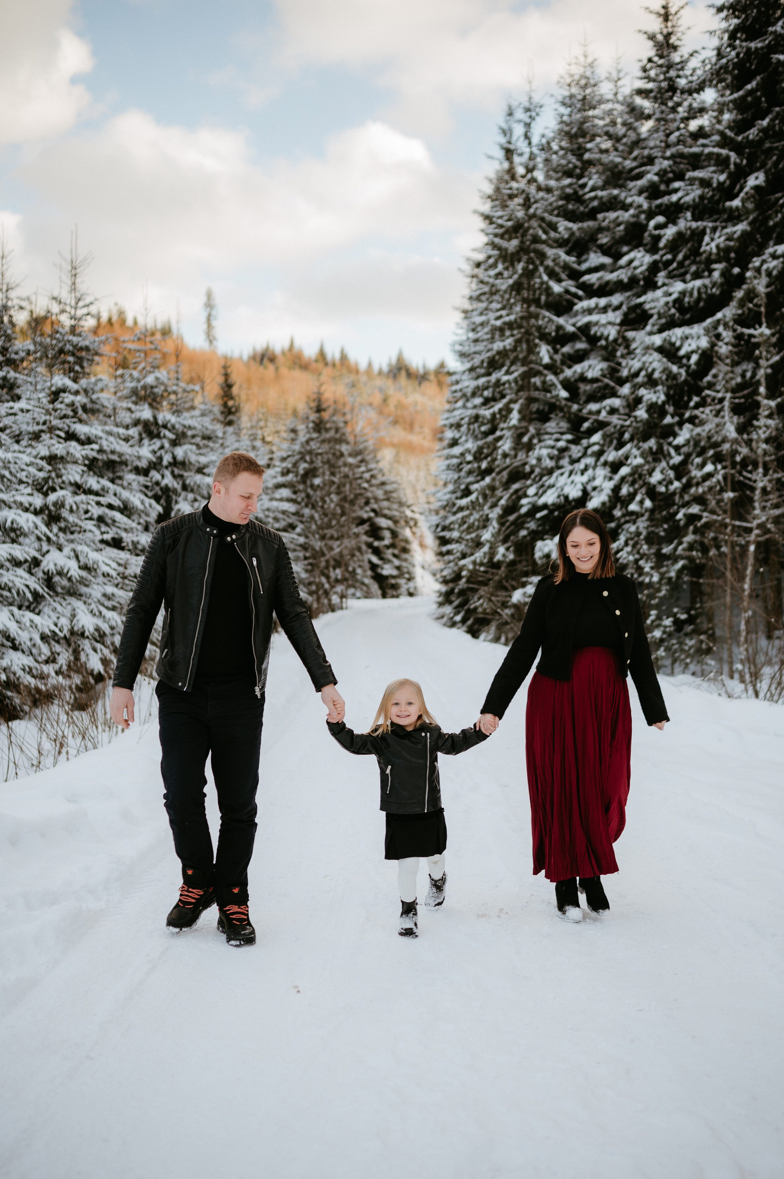 Ședință Foto de Familie la Munte – Fotografii de Iarnă în Lupcina. Valentin Melen - fotograf de nunta 🤍