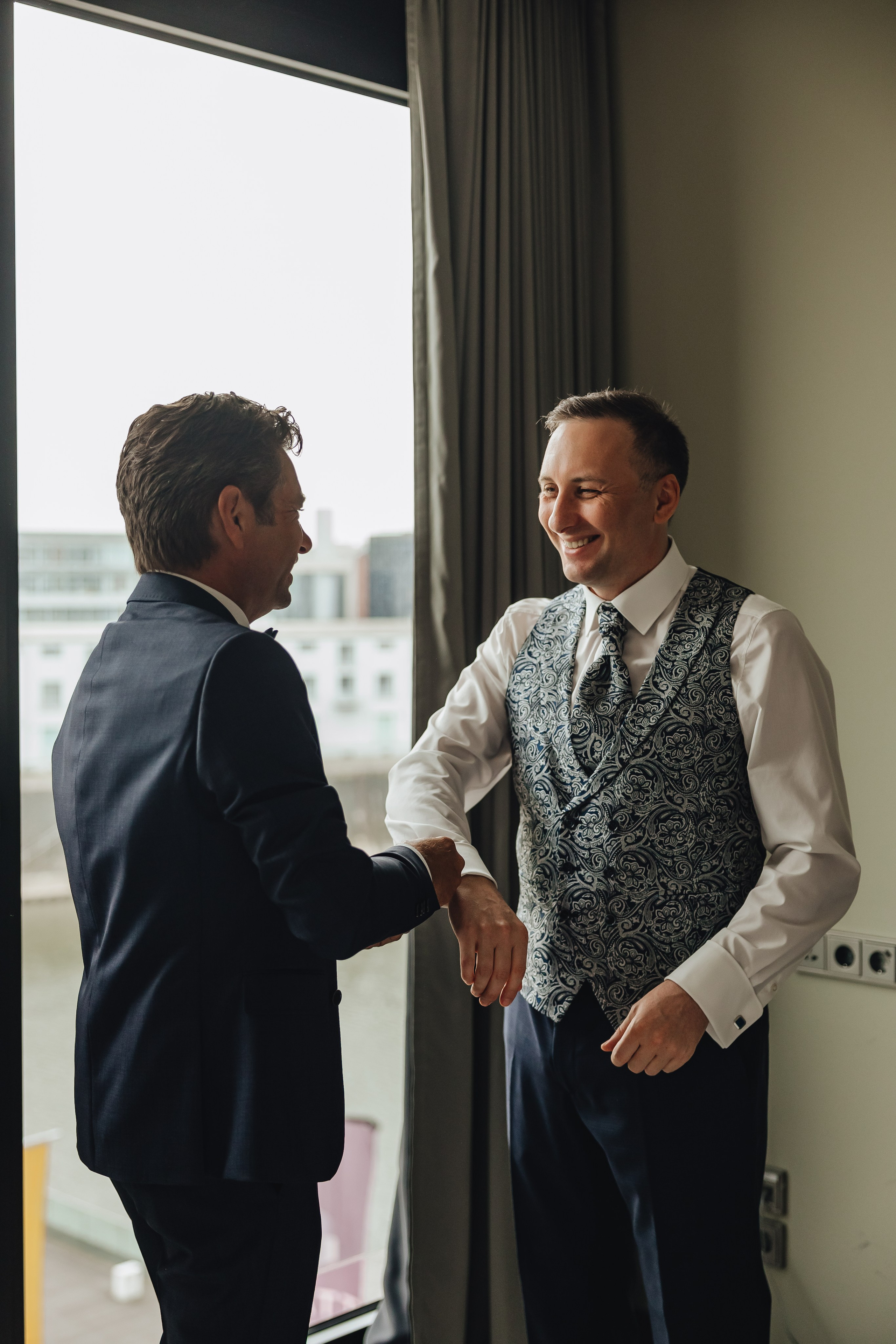 Hochzeitsfotograf Hyatt Düsseldorf. Hochzeitsfotos Hyatt Regency Düsseldorf. Luxus Hochzeit Düsseldorf Hyatt Hotel. Getting Ready Hochzeit Hyatt Düsseldorf. Hochzeitsreportage Düsseldorf Hyatt. Hochzeitsfotograf Rhein-Ruhr Promenade Düsseldorf. Hochzeitsfotos am Rhein Düsseldorf. Lovestory Shooting am Rheinufer Düsseldorf. Romantische Hochzeitsbilder Rhein Düsseldorf. Brautpaarshooting an der Rheinpromenade NRW.